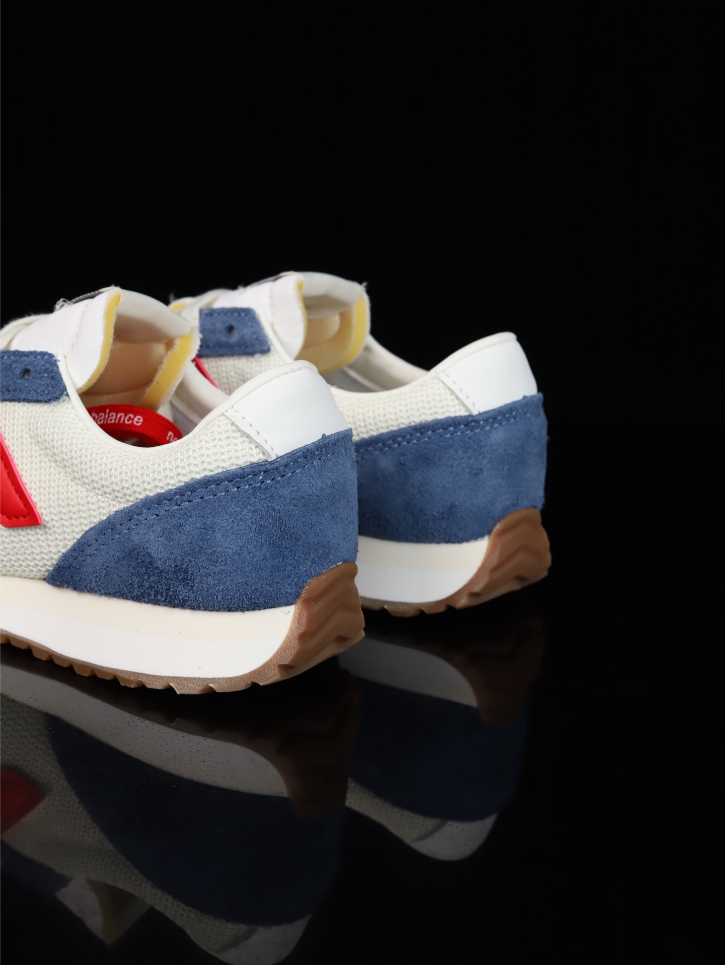 终端放货💰130（本地自减）
•C版·极致性价比 New Balance NB 471系列 
471鞋款特别附赠两双带有品牌标识的限定配色鞋带，在色彩的变换间激发更多造型灵感
New Balance 471鞋款的诞生，不仅承载着New Balance对复古薄底跑鞋的创意诠释，更延续了品牌对经典设计的传承与致敬。
货号：U471AK
尺码：36 37 37.5 38 38.5 39.5 40 40.5 41.5 42 42.5 43 44 45