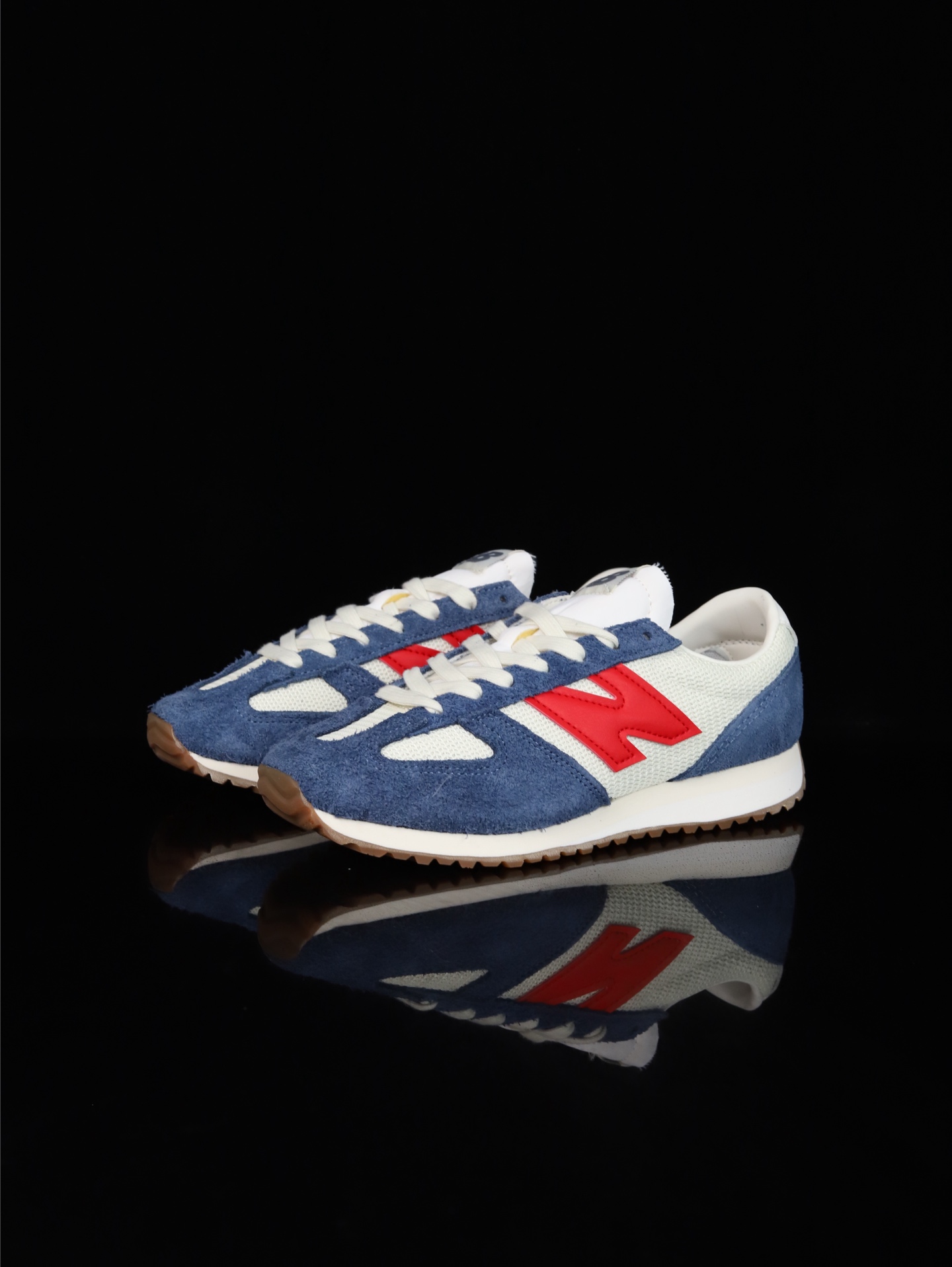 终端放货💰130（本地自减）
•C版·极致性价比 New Balance NB 471系列 
471鞋款特别附赠两双带有品牌标识的限定配色鞋带，在色彩的变换间激发更多造型灵感
New Balance 471鞋款的诞生，不仅承载着New Balance对复古薄底跑鞋的创意诠释，更延续了品牌对经典设计的传承与致敬。
货号：U471AK
尺码：36 37 37.5 38 38.5 39.5 40 40.5 41.5 42 42.5 43 44 45
