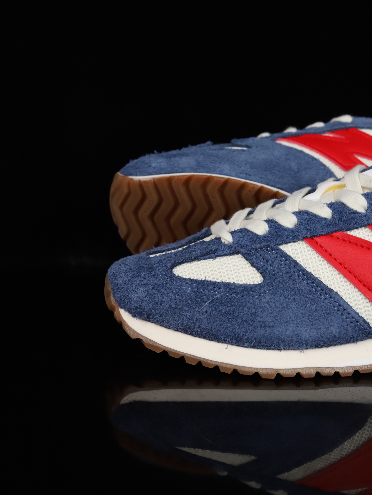 终端放货💰130（本地自减）
•C版·极致性价比 New Balance NB 471系列 
471鞋款特别附赠两双带有品牌标识的限定配色鞋带，在色彩的变换间激发更多造型灵感
New Balance 471鞋款的诞生，不仅承载着New Balance对复古薄底跑鞋的创意诠释，更延续了品牌对经典设计的传承与致敬。
货号：U471AK
尺码：36 37 37.5 38 38.5 39.5 40 40.5 41.5 42 42.5 43 44 45