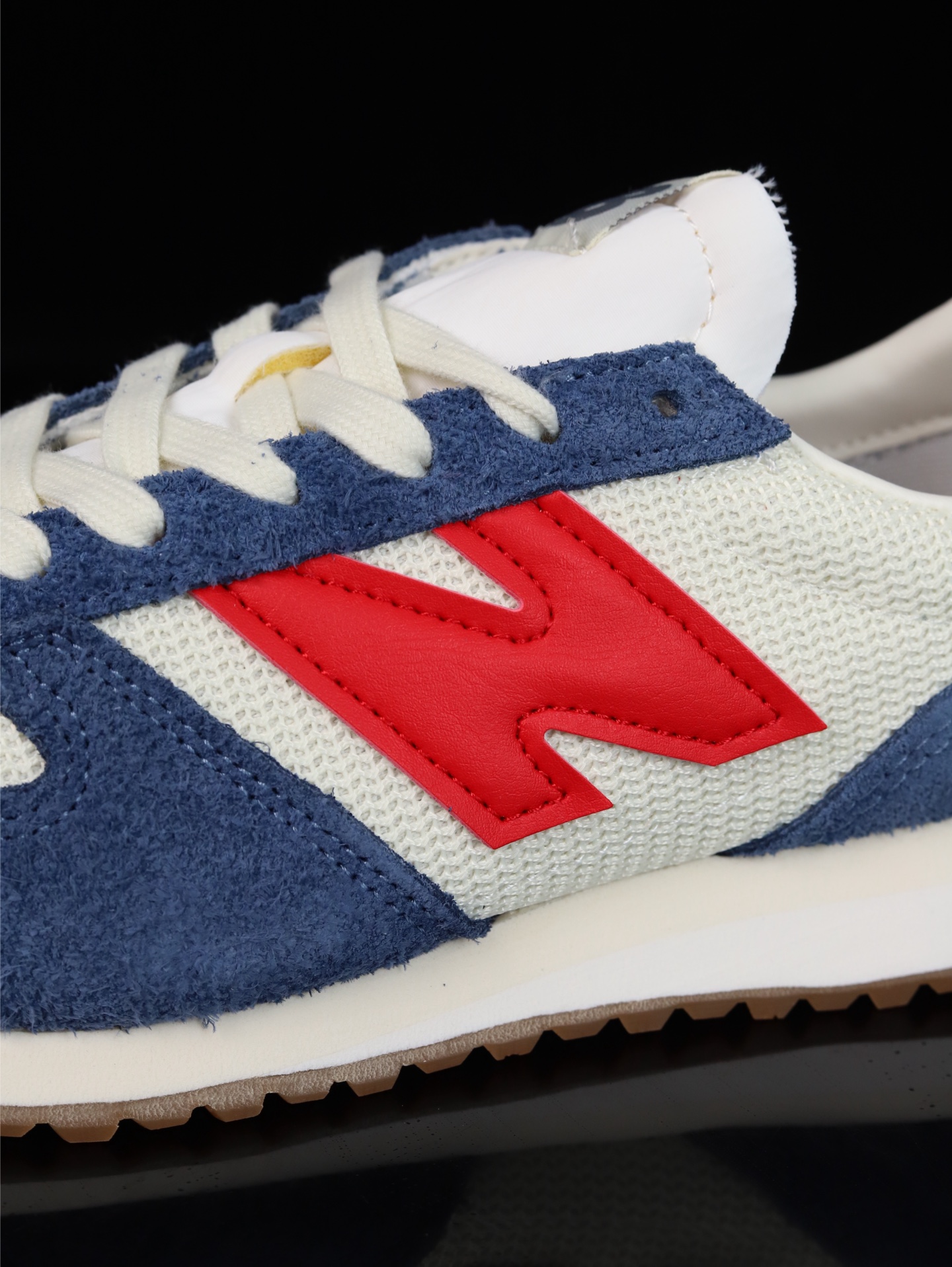 终端放货💰130（本地自减）
•C版·极致性价比 New Balance NB 471系列 
471鞋款特别附赠两双带有品牌标识的限定配色鞋带，在色彩的变换间激发更多造型灵感
New Balance 471鞋款的诞生，不仅承载着New Balance对复古薄底跑鞋的创意诠释，更延续了品牌对经典设计的传承与致敬。
货号：U471AK
尺码：36 37 37.5 38 38.5 39.5 40 40.5 41.5 42 42.5 43 44 45