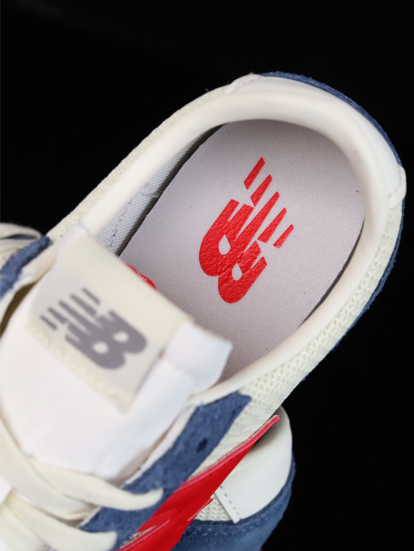 终端放货💰130（本地自减）
•C版·极致性价比 New Balance NB 471系列 
471鞋款特别附赠两双带有品牌标识的限定配色鞋带，在色彩的变换间激发更多造型灵感
New Balance 471鞋款的诞生，不仅承载着New Balance对复古薄底跑鞋的创意诠释，更延续了品牌对经典设计的传承与致敬。
货号：U471AK
尺码：36 37 37.5 38 38.5 39.5 40 40.5 41.5 42 42.5 43 44 45