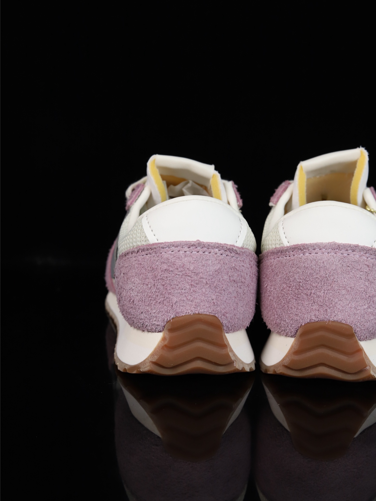 终端放货💰130（本地自减）
•C版·极致性价比 New Balance NB 471系列 
471鞋款特别附赠两双带有品牌标识的限定配色鞋带，在色彩的变换间激发更多造型灵感
New Balance 471鞋款的诞生，不仅承载着New Balance对复古薄底跑鞋的创意诠释，更延续了品牌对经典设计的传承与致敬。
货号：U471AL
尺码：36 37 37.5 38 38.5 39.5 40 40.5 41.5 42 42.5 43 44 45