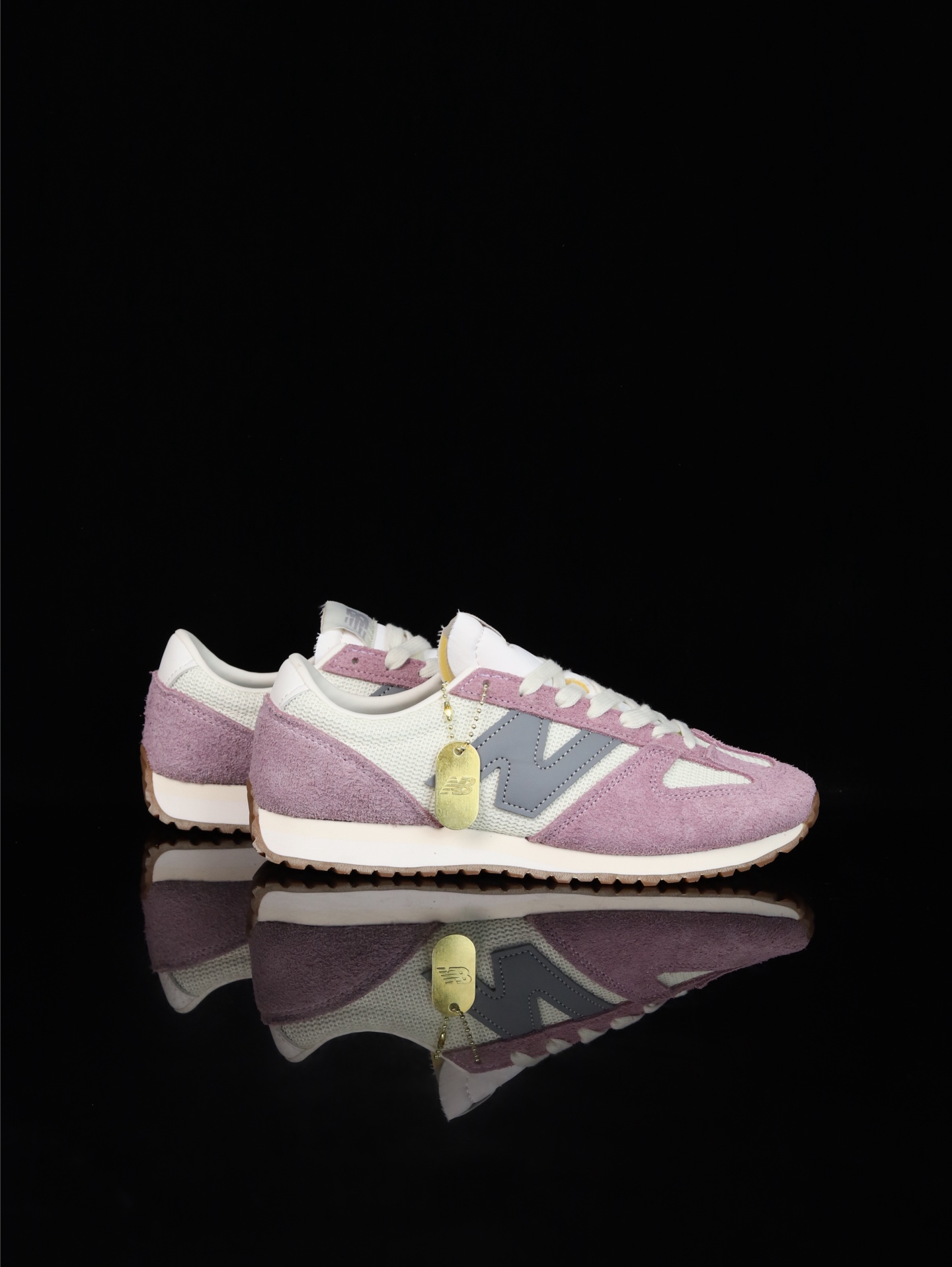 终端放货💰130（本地自减）
•C版·极致性价比 New Balance NB 471系列 
471鞋款特别附赠两双带有品牌标识的限定配色鞋带，在色彩的变换间激发更多造型灵感
New Balance 471鞋款的诞生，不仅承载着New Balance对复古薄底跑鞋的创意诠释，更延续了品牌对经典设计的传承与致敬。
货号：U471AL
尺码：36 37 37.5 38 38.5 39.5 40 40.5 41.5 42 42.5 43 44 45