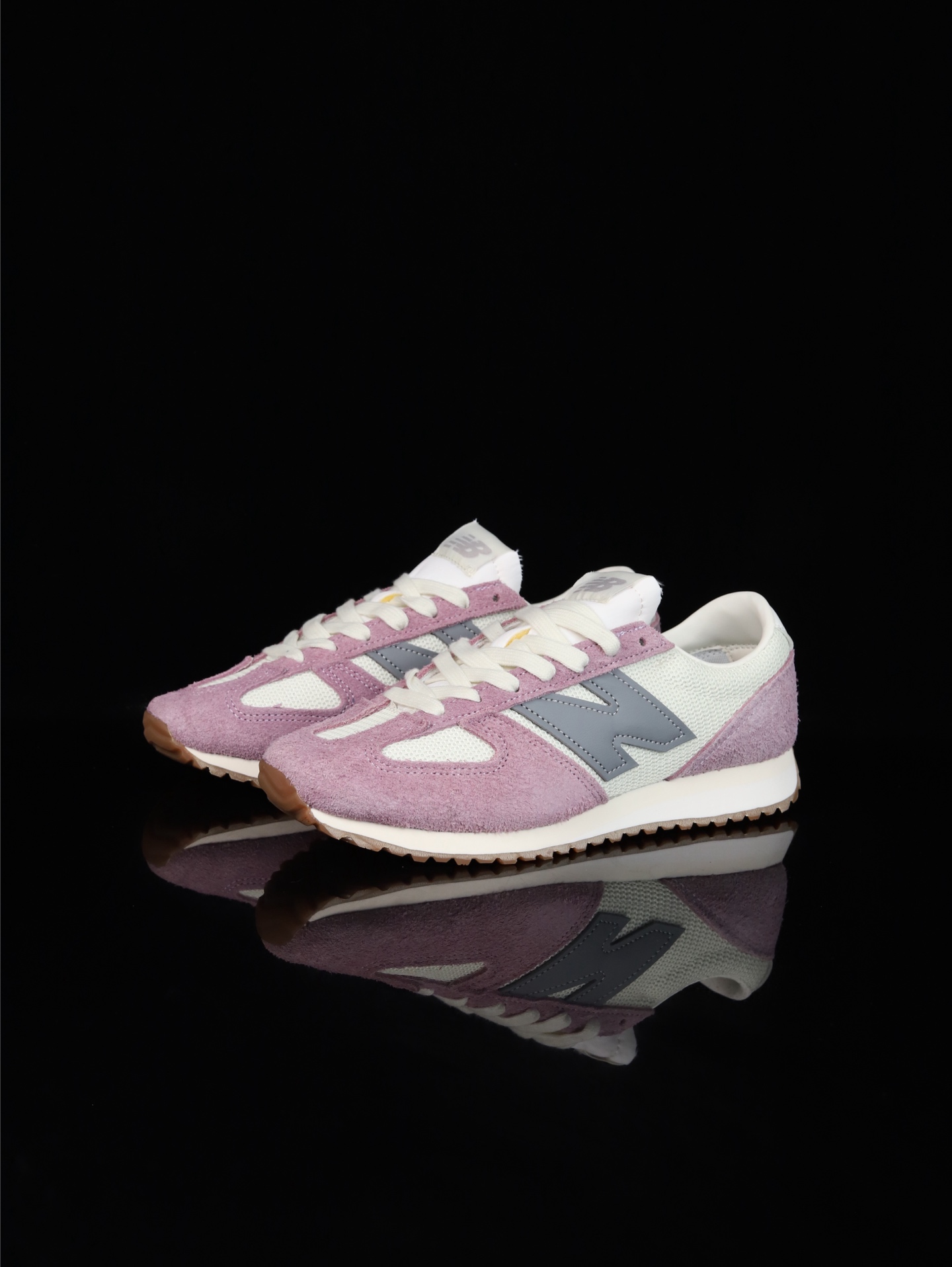 终端放货💰130（本地自减）
•C版·极致性价比 New Balance NB 471系列 
471鞋款特别附赠两双带有品牌标识的限定配色鞋带，在色彩的变换间激发更多造型灵感
New Balance 471鞋款的诞生，不仅承载着New Balance对复古薄底跑鞋的创意诠释，更延续了品牌对经典设计的传承与致敬。
货号：U471AL
尺码：36 37 37.5 38 38.5 39.5 40 40.5 41.5 42 42.5 43 44 45