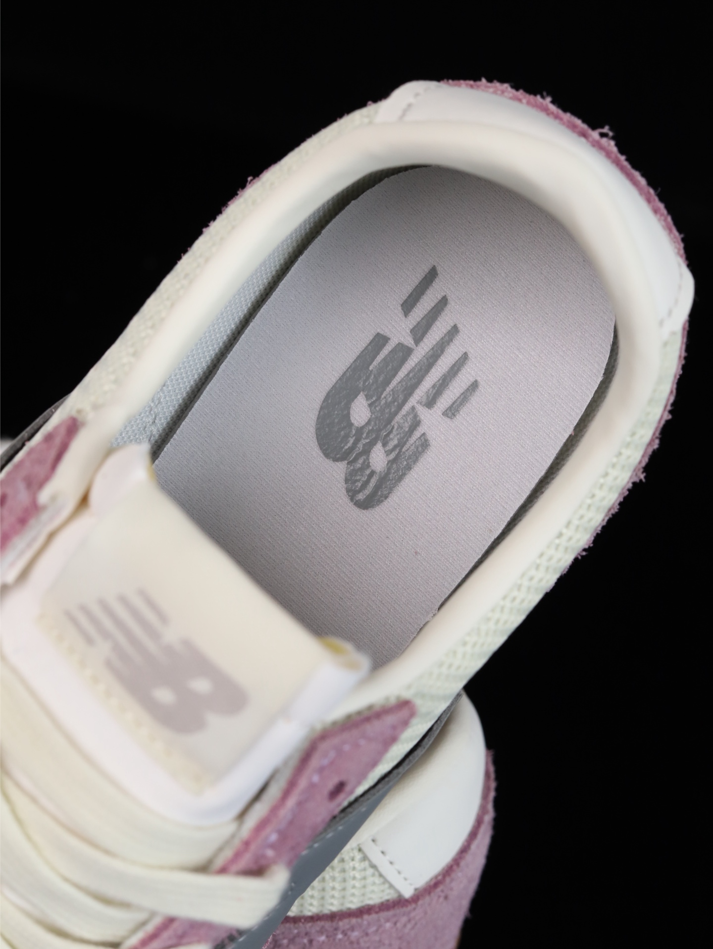 终端放货💰130（本地自减）
•C版·极致性价比 New Balance NB 471系列 
471鞋款特别附赠两双带有品牌标识的限定配色鞋带，在色彩的变换间激发更多造型灵感
New Balance 471鞋款的诞生，不仅承载着New Balance对复古薄底跑鞋的创意诠释，更延续了品牌对经典设计的传承与致敬。
货号：U471AL
尺码：36 37 37.5 38 38.5 39.5 40 40.5 41.5 42 42.5 43 44 45