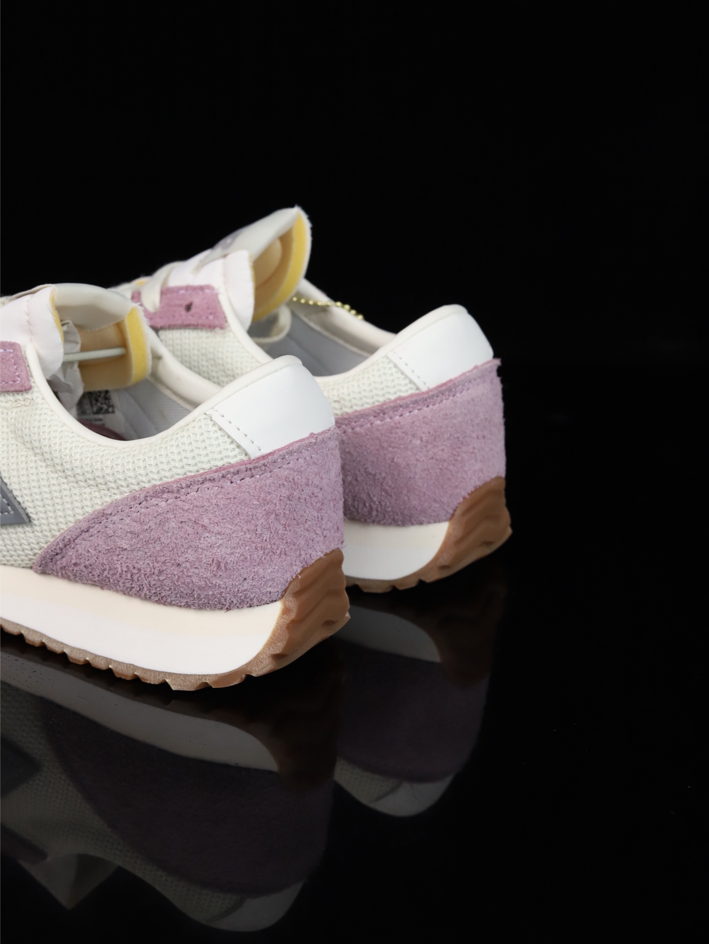 终端放货💰130（本地自减）
•C版·极致性价比 New Balance NB 471系列 
471鞋款特别附赠两双带有品牌标识的限定配色鞋带，在色彩的变换间激发更多造型灵感
New Balance 471鞋款的诞生，不仅承载着New Balance对复古薄底跑鞋的创意诠释，更延续了品牌对经典设计的传承与致敬。
货号：U471AL
尺码：36 37 37.5 38 38.5 39.5 40 40.5 41.5 42 42.5 43 44 45