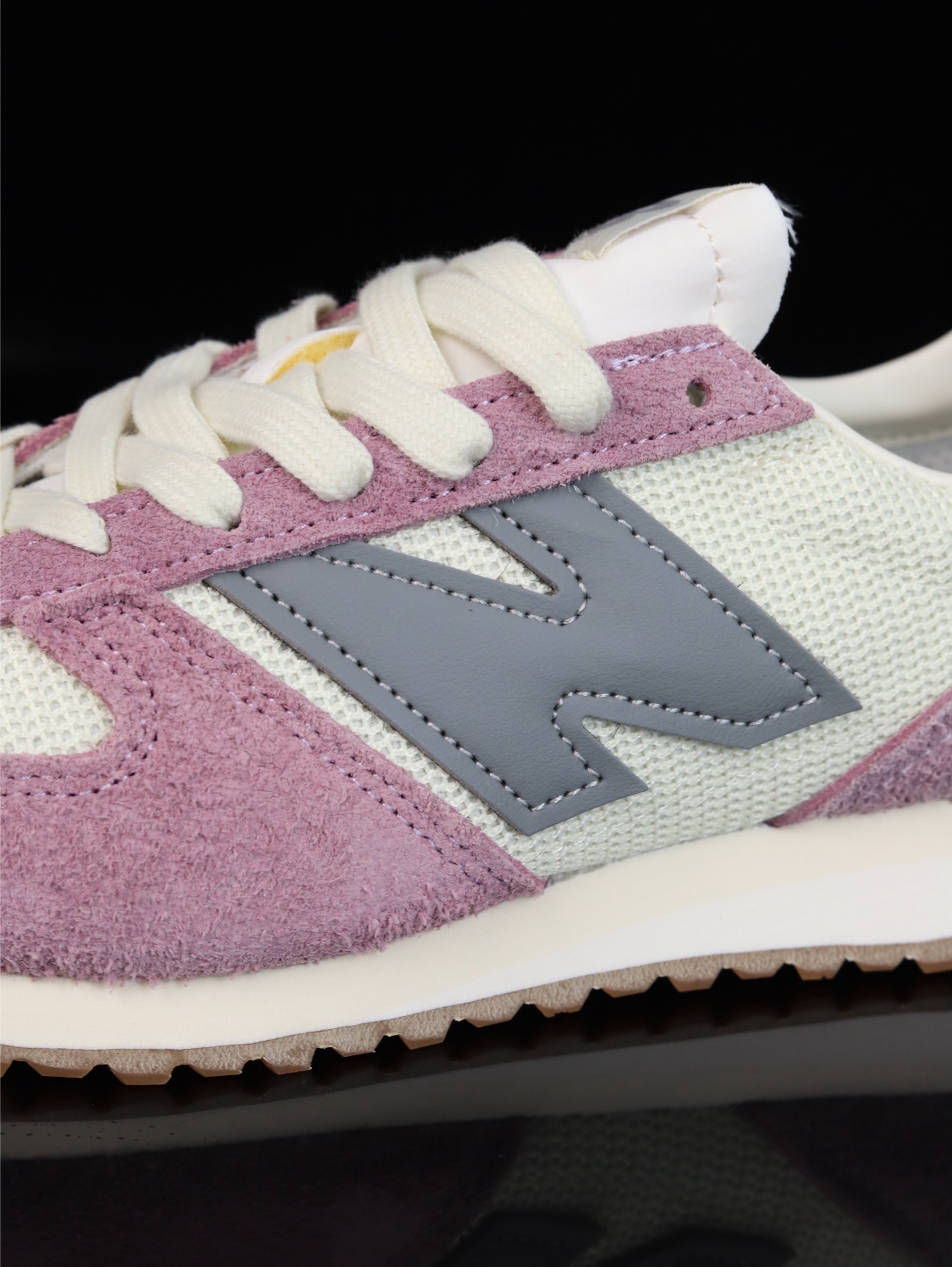 终端放货💰130（本地自减）
•C版·极致性价比 New Balance NB 471系列 
471鞋款特别附赠两双带有品牌标识的限定配色鞋带，在色彩的变换间激发更多造型灵感
New Balance 471鞋款的诞生，不仅承载着New Balance对复古薄底跑鞋的创意诠释，更延续了品牌对经典设计的传承与致敬。
货号：U471AL
尺码：36 37 37.5 38 38.5 39.5 40 40.5 41.5 42 42.5 43 44 45