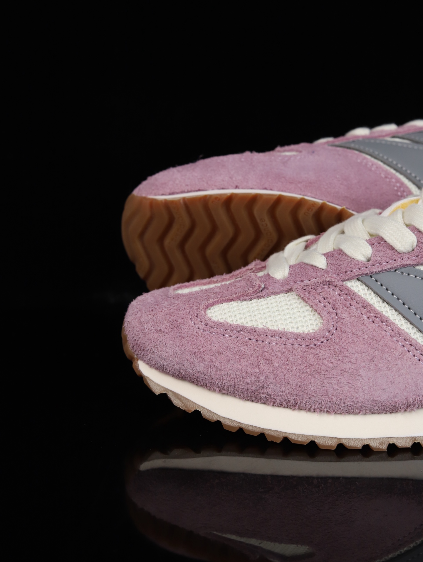 终端放货💰130（本地自减）
•C版·极致性价比 New Balance NB 471系列 
471鞋款特别附赠两双带有品牌标识的限定配色鞋带，在色彩的变换间激发更多造型灵感
New Balance 471鞋款的诞生，不仅承载着New Balance对复古薄底跑鞋的创意诠释，更延续了品牌对经典设计的传承与致敬。
货号：U471AL
尺码：36 37 37.5 38 38.5 39.5 40 40.5 41.5 42 42.5 43 44 45