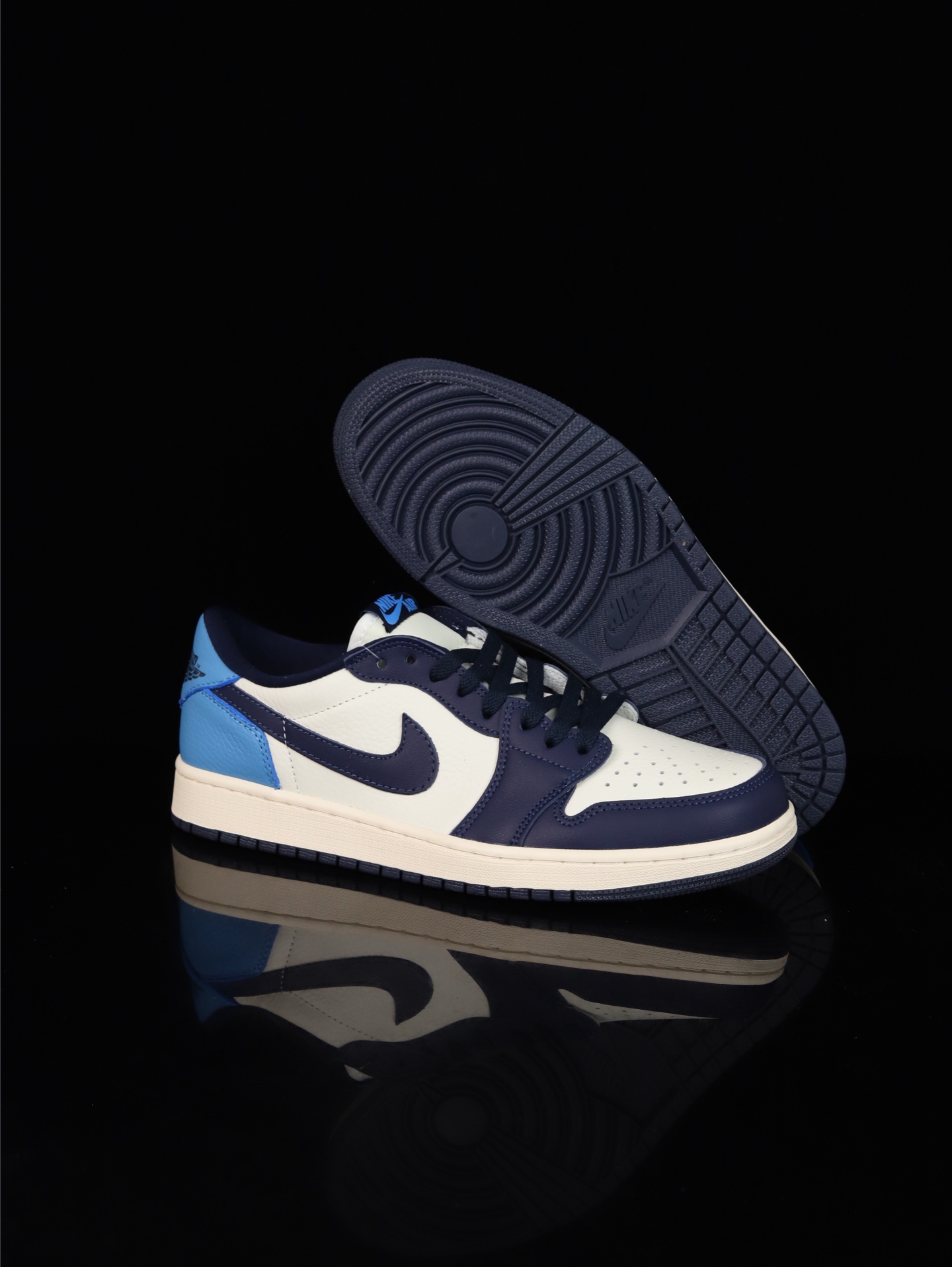 💰100
M版•头层极致性价比·Nike Air Jordan 1 Low
黑曜石 外贸特供 原楦原纸板开发 极致一眼正品既视感 原厂皮料 原厂拉帮工艺 全部采用原厂电脑车 针距 边距完全同步原鞋 特供皮料一致原鞋 鞋面清洁度最高QC检验标准 控制溢胶 飞翼3D高频深度立体 鞋盒、防尘纸 均采购来自原厂
货号:CZ0790 400
Size:36 36.5 37 38 38.5 39 40 40.5 41 42 42.5 43 44 44.5 45 46