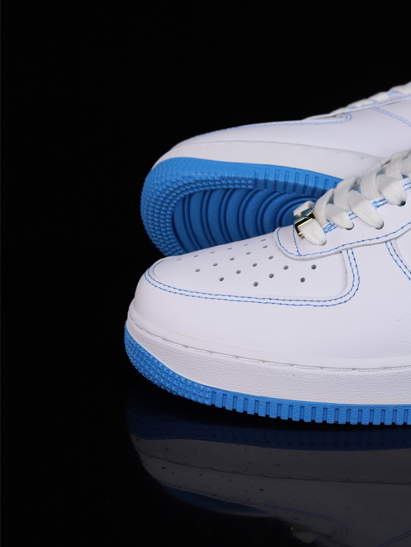 福利特价💰99
•纯原级Nike Air Force 1 Low 空军一号低帮休闲运动板鞋官方同步 原装级别 原楦头原纸板 打造纯正空军版型
#专注外贸渠道 全掌内置蜂窝气垫 #原盒配件 原厂中底钢印、拉帮完美 
货号：DA8478-100
尺码：36 36.5 37 38 38.5 39 40 40.5 41 42 42.5 43 44 44.5 45