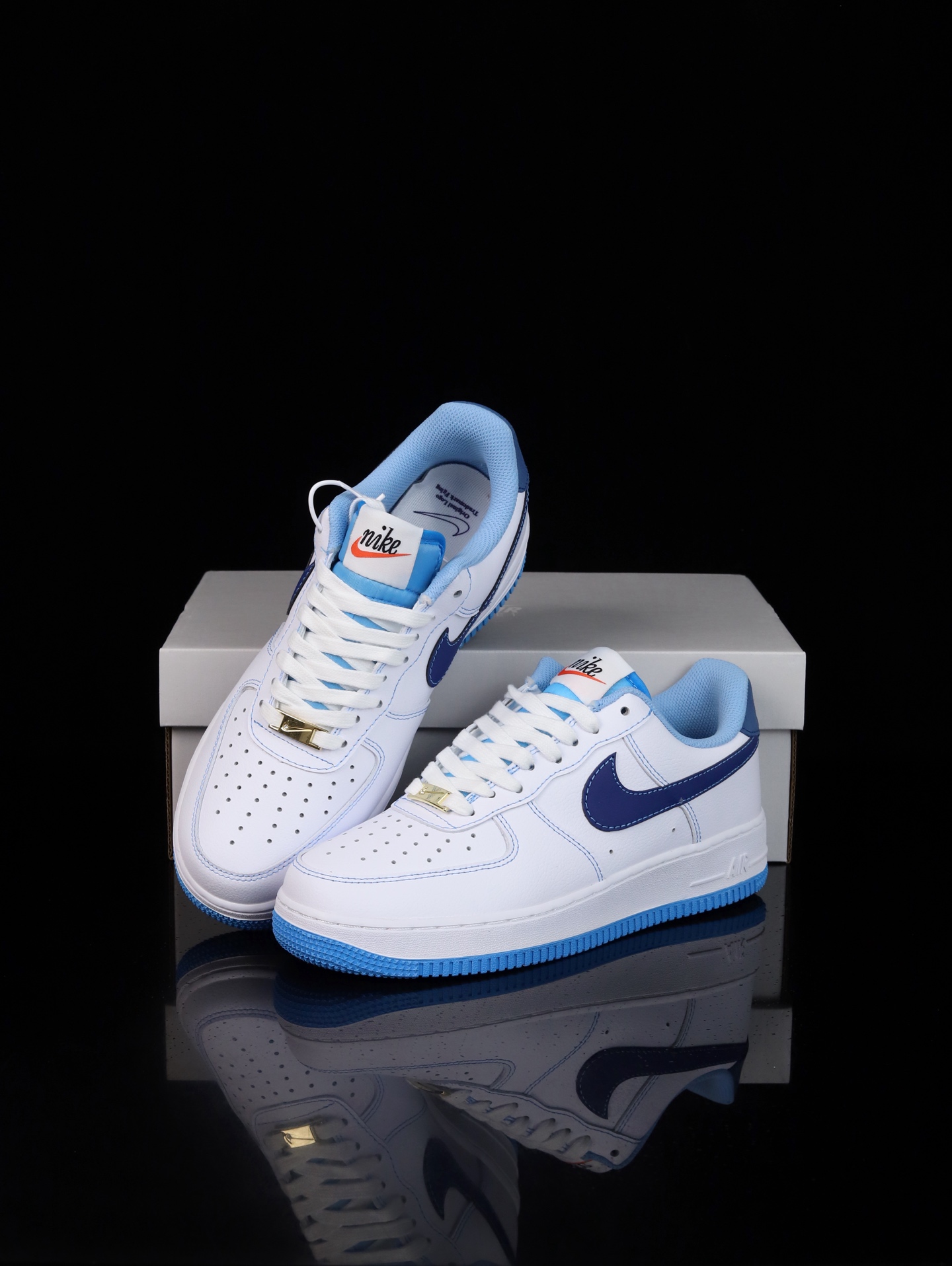 福利特价💰99
•纯原级Nike Air Force 1 Low 空军一号低帮休闲运动板鞋官方同步 原装级别 原楦头原纸板 打造纯正空军版型
#专注外贸渠道 全掌内置蜂窝气垫 #原盒配件 原厂中底钢印、拉帮完美 
货号：DA8478-100
尺码：36 36.5 37 38 38.5 39 40 40.5 41 42 42.5 43 44 44.5 45