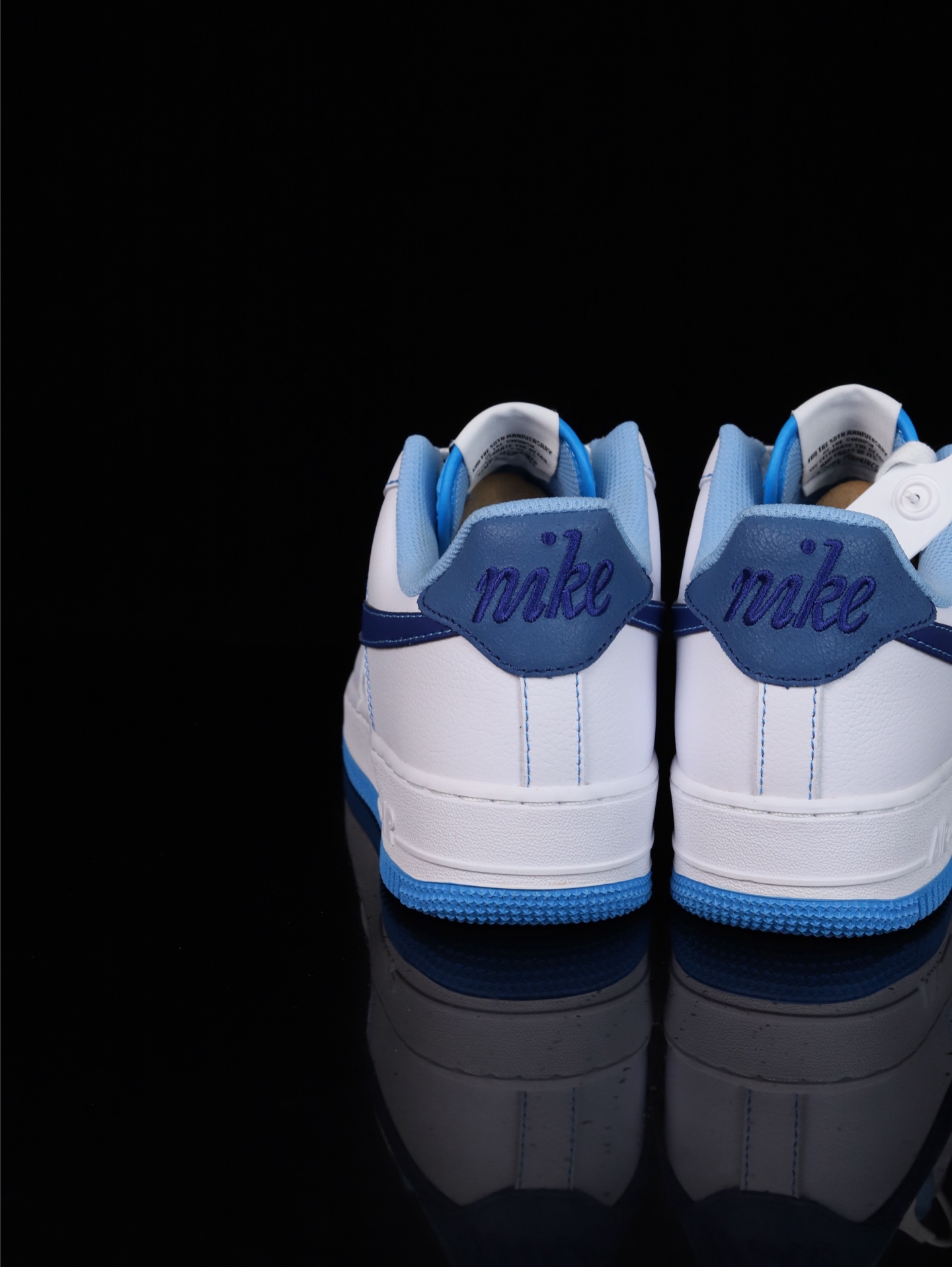 福利特价💰99
•纯原级Nike Air Force 1 Low 空军一号低帮休闲运动板鞋官方同步 原装级别 原楦头原纸板 打造纯正空军版型
#专注外贸渠道 全掌内置蜂窝气垫 #原盒配件 原厂中底钢印、拉帮完美 
货号：DA8478-100
尺码：36 36.5 37 38 38.5 39 40 40.5 41 42 42.5 43 44 44.5 45