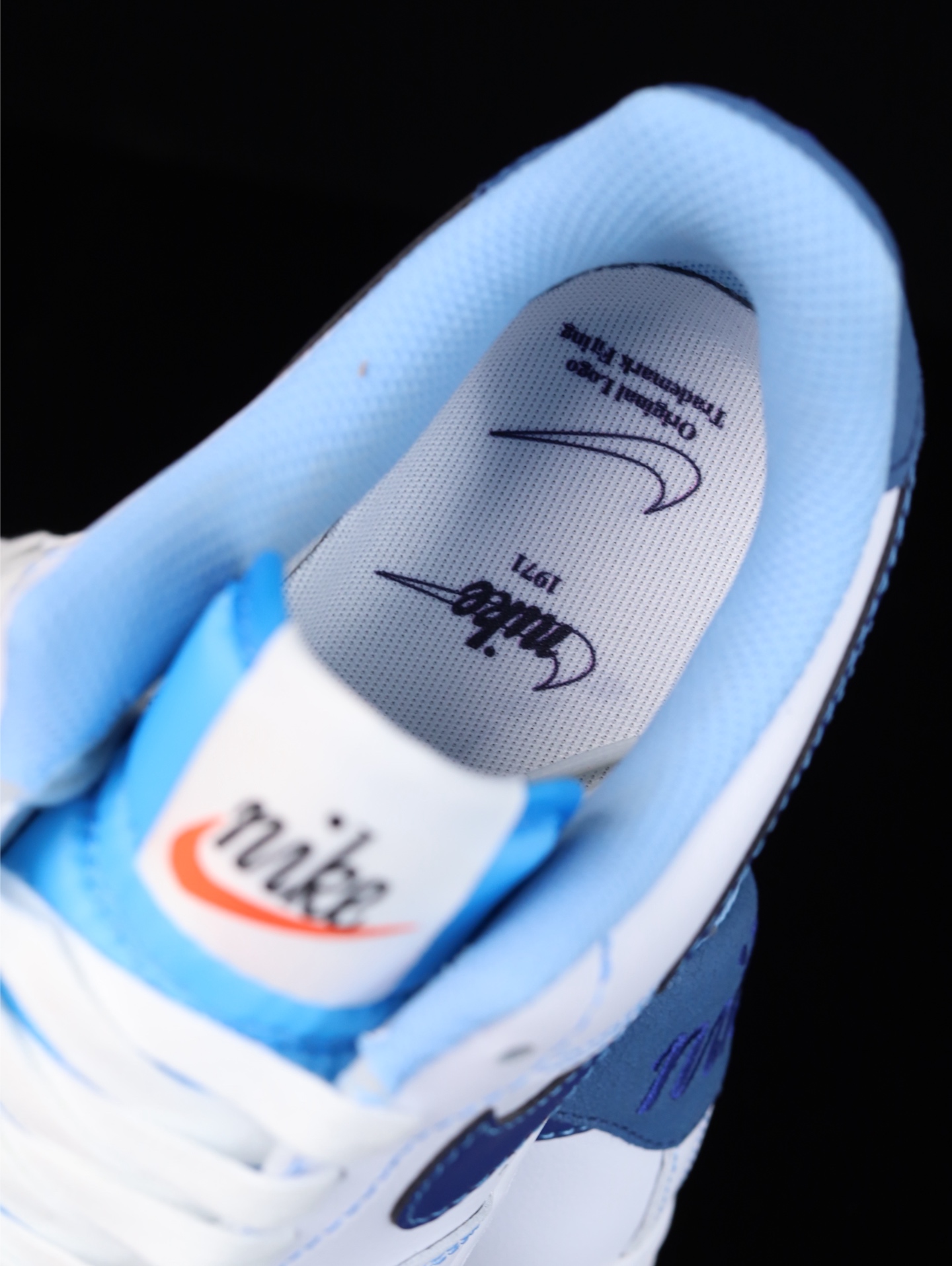 福利特价💰99
•纯原级Nike Air Force 1 Low 空军一号低帮休闲运动板鞋官方同步 原装级别 原楦头原纸板 打造纯正空军版型
#专注外贸渠道 全掌内置蜂窝气垫 #原盒配件 原厂中底钢印、拉帮完美 
货号：DA8478-100
尺码：36 36.5 37 38 38.5 39 40 40.5 41 42 42.5 43 44 44.5 45