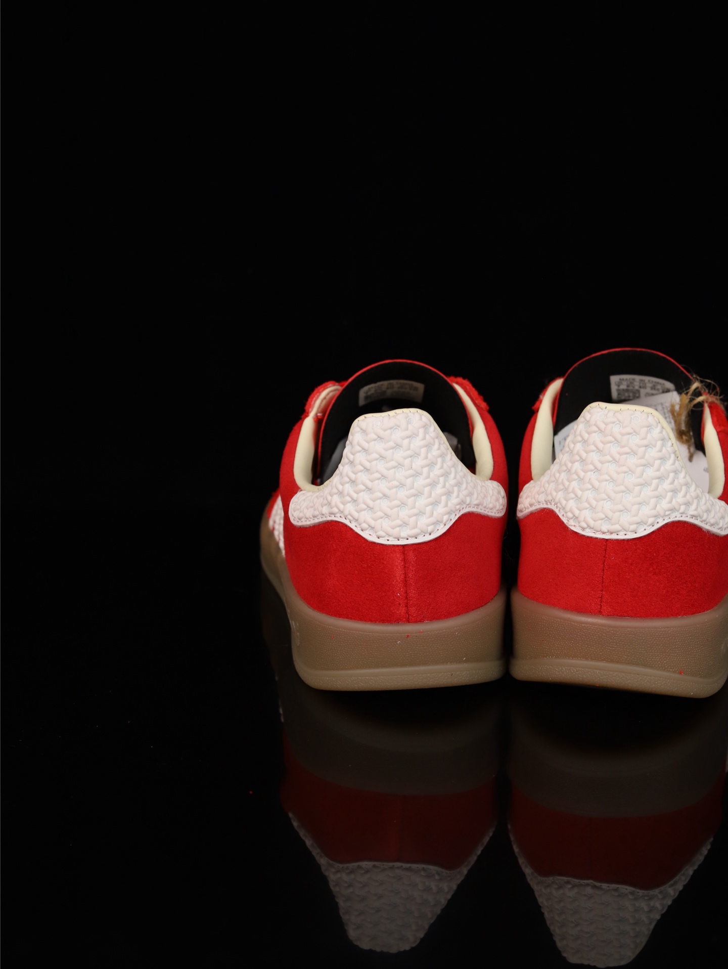 🔴福利特价💰100
adidas originals Samba OG 防滑 耐磨 低帮 板鞋 男女同款 简约大方的造型设计,给人以随性休闲的时尚格调,穿着舒适轻便,运动灵活自如,满足日常个性穿搭。原底原料 开模打造 高精密准度 匹配原版98%以上 反口里弧度正确 原厂鞋垫 背胶 后跟电绣针数 与正品一致 原厂皮料 原厂车缝线 质感无敌 皮料切割干净 无任何毛边 清洁度细节完美
货号:IF1808
SIZE:36 36.5 37 38 38.5 39 40 40.5 41 42 42.5 43 44 44.5 45