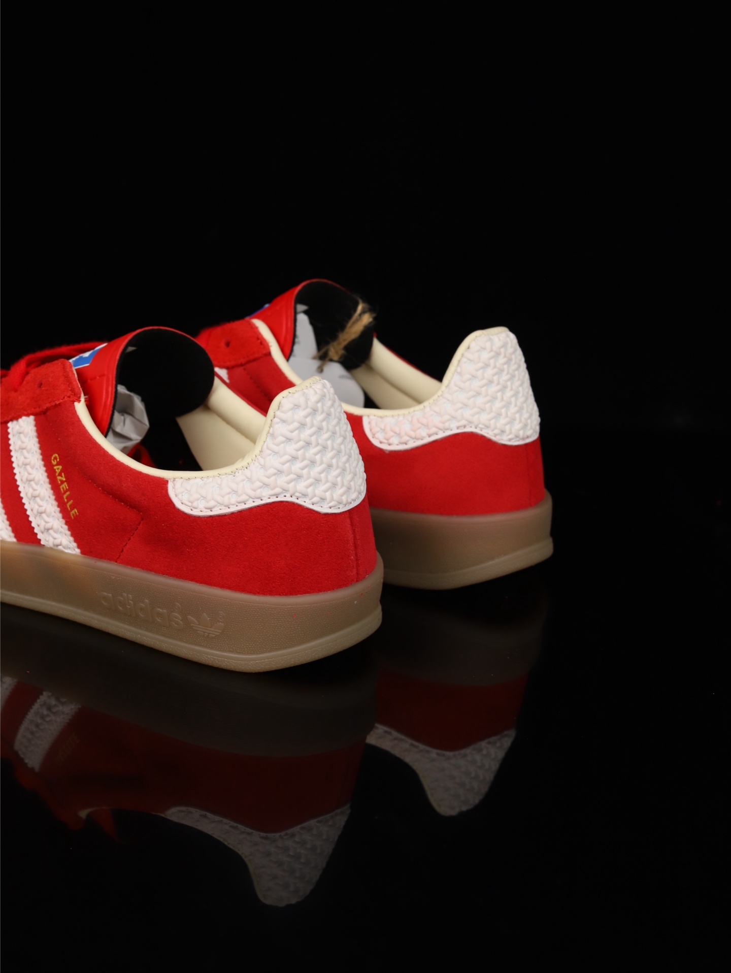 🔴福利特价💰100
adidas originals Samba OG 防滑 耐磨 低帮 板鞋 男女同款 简约大方的造型设计,给人以随性休闲的时尚格调,穿着舒适轻便,运动灵活自如,满足日常个性穿搭。原底原料 开模打造 高精密准度 匹配原版98%以上 反口里弧度正确 原厂鞋垫 背胶 后跟电绣针数 与正品一致 原厂皮料 原厂车缝线 质感无敌 皮料切割干净 无任何毛边 清洁度细节完美
货号:IF1808
SIZE:36 36.5 37 38 38.5 39 40 40.5 41 42 42.5 43 44 44.5 45