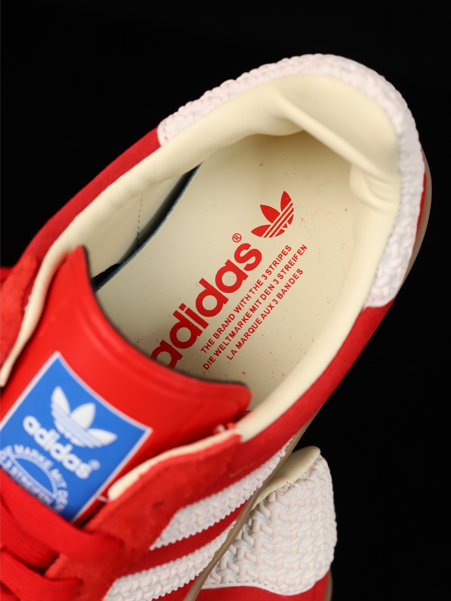 🔴福利特价💰100
adidas originals Samba OG 防滑 耐磨 低帮 板鞋 男女同款 简约大方的造型设计,给人以随性休闲的时尚格调,穿着舒适轻便,运动灵活自如,满足日常个性穿搭。原底原料 开模打造 高精密准度 匹配原版98%以上 反口里弧度正确 原厂鞋垫 背胶 后跟电绣针数 与正品一致 原厂皮料 原厂车缝线 质感无敌 皮料切割干净 无任何毛边 清洁度细节完美
货号:IF1808
SIZE:36 36.5 37 38 38.5 39 40 40.5 41 42 42.5 43 44 44.5 45