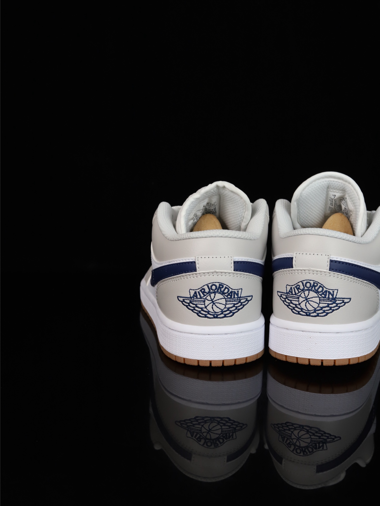 💰100
M版•头层极致性价比·Nike Air Jordan 1 Low
无原鞋不开发 原厂内置气垫魔块 A模大底 头层小牛皮 鞋舌AJ原厂专用牛津布+AJ专用反口珍珠布+原厂无杂质高弹内里海棉+特殊封边弹力鞋带
货号: 553558-146
Size :36 36.5 37.5 38 38.5 39 40 40.5 41 42 42.5 43 44 44.5 45 46