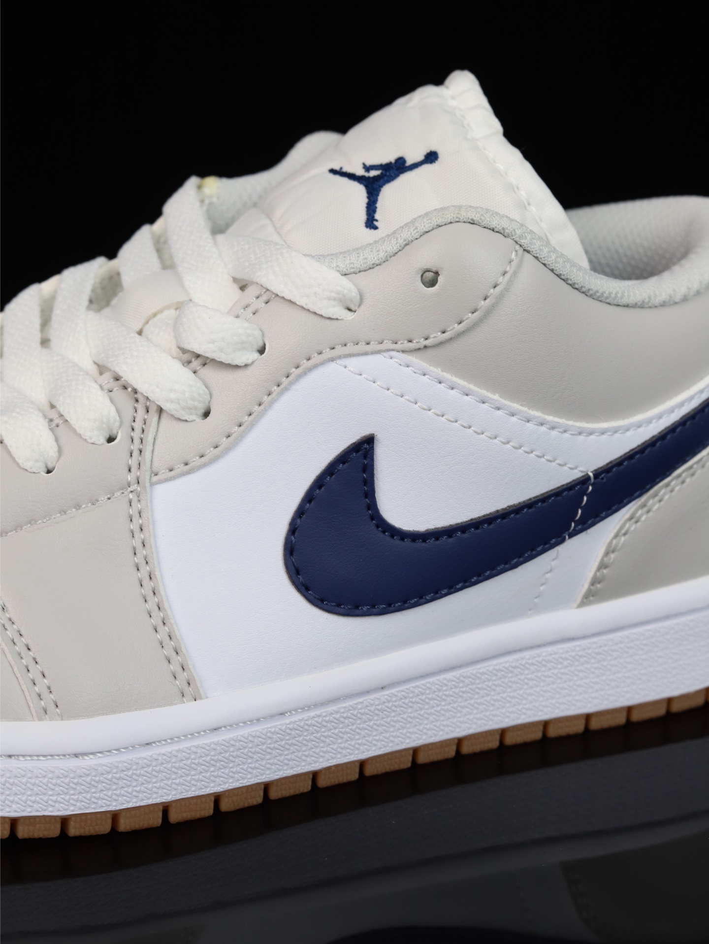 💰100
M版•头层极致性价比·Nike Air Jordan 1 Low
无原鞋不开发 原厂内置气垫魔块 A模大底 头层小牛皮 鞋舌AJ原厂专用牛津布+AJ专用反口珍珠布+原厂无杂质高弹内里海棉+特殊封边弹力鞋带
货号: 553558-146
Size :36 36.5 37.5 38 38.5 39 40 40.5 41 42 42.5 43 44 44.5 45 46