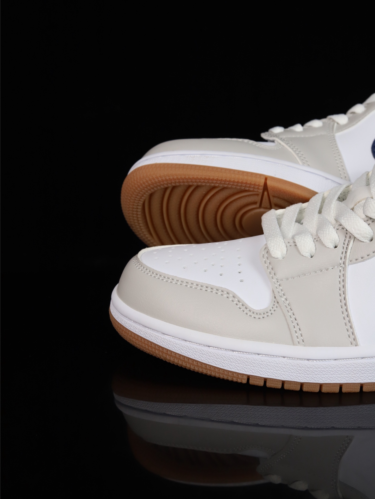 💰100
M版•头层极致性价比·Nike Air Jordan 1 Low
无原鞋不开发 原厂内置气垫魔块 A模大底 头层小牛皮 鞋舌AJ原厂专用牛津布+AJ专用反口珍珠布+原厂无杂质高弹内里海棉+特殊封边弹力鞋带
货号: 553558-146
Size :36 36.5 37.5 38 38.5 39 40 40.5 41 42 42.5 43 44 44.5 45 46