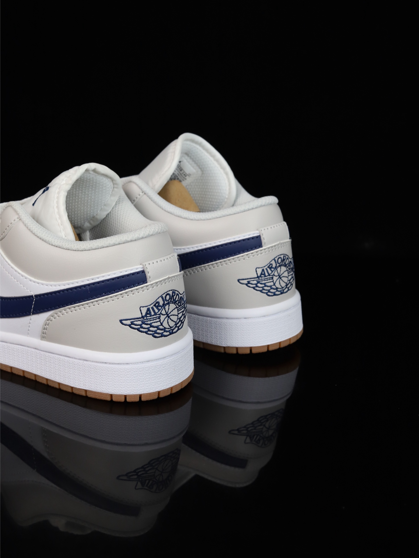 💰100
M版•头层极致性价比·Nike Air Jordan 1 Low
无原鞋不开发 原厂内置气垫魔块 A模大底 头层小牛皮 鞋舌AJ原厂专用牛津布+AJ专用反口珍珠布+原厂无杂质高弹内里海棉+特殊封边弹力鞋带
货号: 553558-146
Size :36 36.5 37.5 38 38.5 39 40 40.5 41 42 42.5 43 44 44.5 45 46