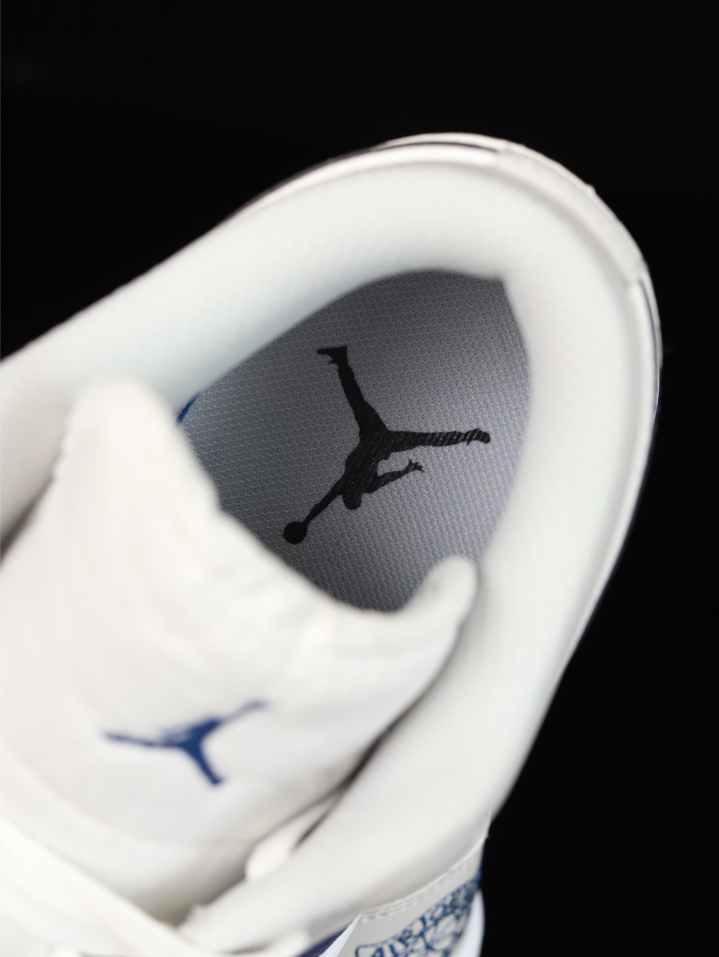 💰100
M版•头层极致性价比·Nike Air Jordan 1 Low
无原鞋不开发 原厂内置气垫魔块 A模大底 头层小牛皮 鞋舌AJ原厂专用牛津布+AJ专用反口珍珠布+原厂无杂质高弹内里海棉+特殊封边弹力鞋带
货号: 553558-146
Size :36 36.5 37.5 38 38.5 39 40 40.5 41 42 42.5 43 44 44.5 45 46