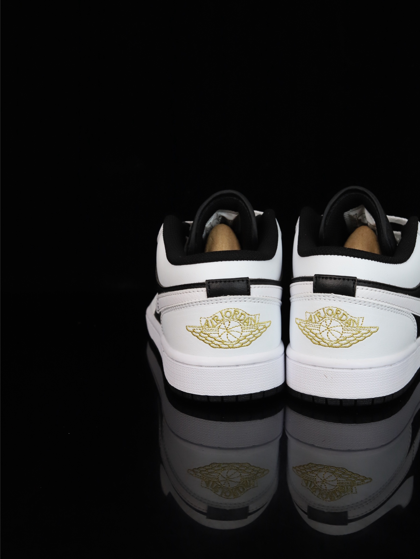 💰100
M版•头层极致性价比·Nike Air Jordan 1 Low
无原鞋不开发 原厂内置气垫魔块 A模大底 头层小牛皮 鞋舌AJ原厂专用牛津布+AJ专用反口珍珠布+原厂无杂质高弹内里海棉+特殊封边弹力鞋带
货号: 553558-172
Size :36 36.5 37.5 38 38.5 39 40 40.5 41 42 42.5 43 44 44.5 45 46