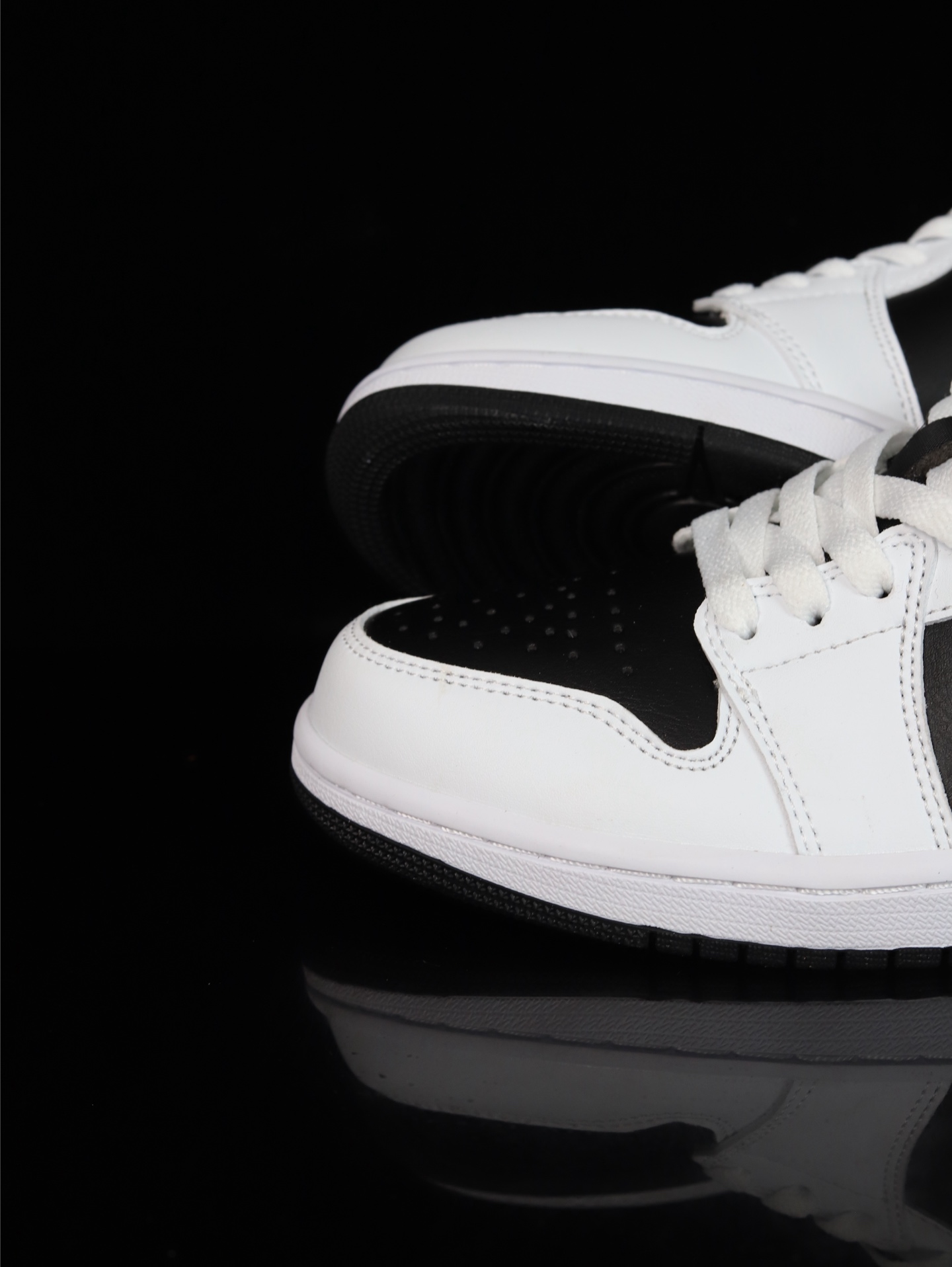 💰100
M版•头层极致性价比·Nike Air Jordan 1 Low
无原鞋不开发 原厂内置气垫魔块 A模大底 头层小牛皮 鞋舌AJ原厂专用牛津布+AJ专用反口珍珠布+原厂无杂质高弹内里海棉+特殊封边弹力鞋带
货号: 553558-172
Size :36 36.5 37.5 38 38.5 39 40 40.5 41 42 42.5 43 44 44.5 45 46