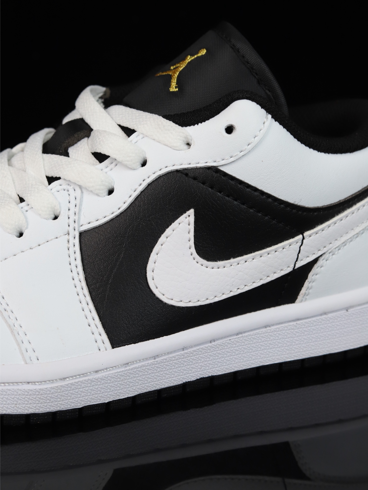 💰100
M版•头层极致性价比·Nike Air Jordan 1 Low
无原鞋不开发 原厂内置气垫魔块 A模大底 头层小牛皮 鞋舌AJ原厂专用牛津布+AJ专用反口珍珠布+原厂无杂质高弹内里海棉+特殊封边弹力鞋带
货号: 553558-172
Size :36 36.5 37.5 38 38.5 39 40 40.5 41 42 42.5 43 44 44.5 45 46