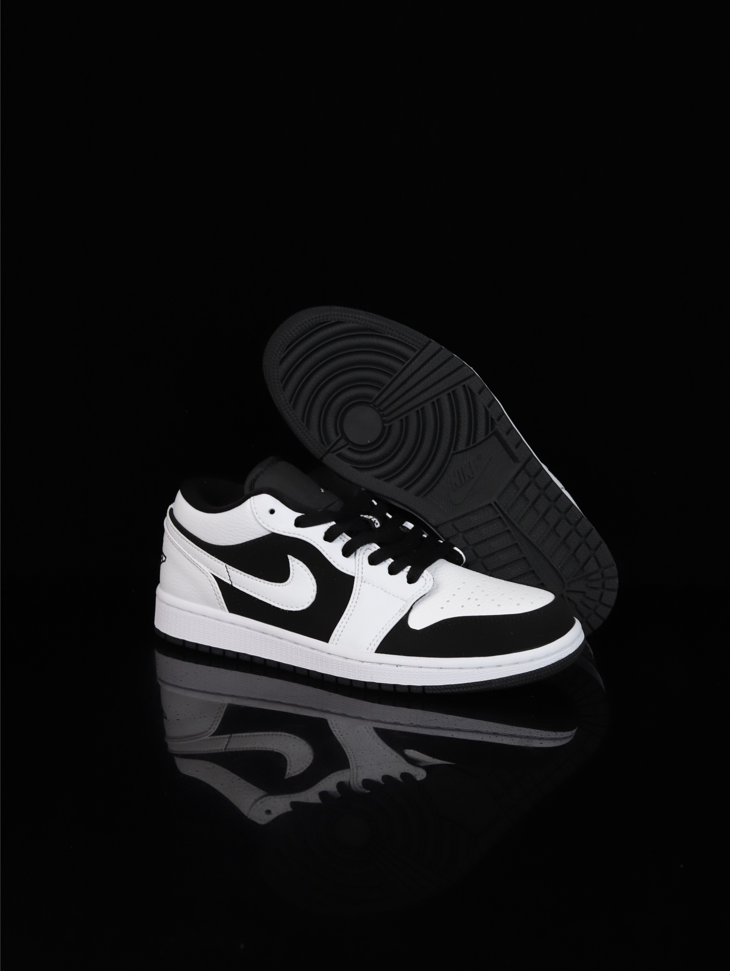 💰100
M版•头层极致性价比·Nike Air Jordan 1 Low
无原鞋不开发 原厂内置气垫魔块 A模大底 头层小牛皮 鞋舌AJ原厂专用牛津布+AJ专用反口珍珠布+原厂无杂质高弹内里海棉+特殊封边弹力鞋带
货号: 553560-101
Size :36 36.5 37.5 38 38.5 39 40 40.5 41 42 42.5 43 44 44.5 45 46