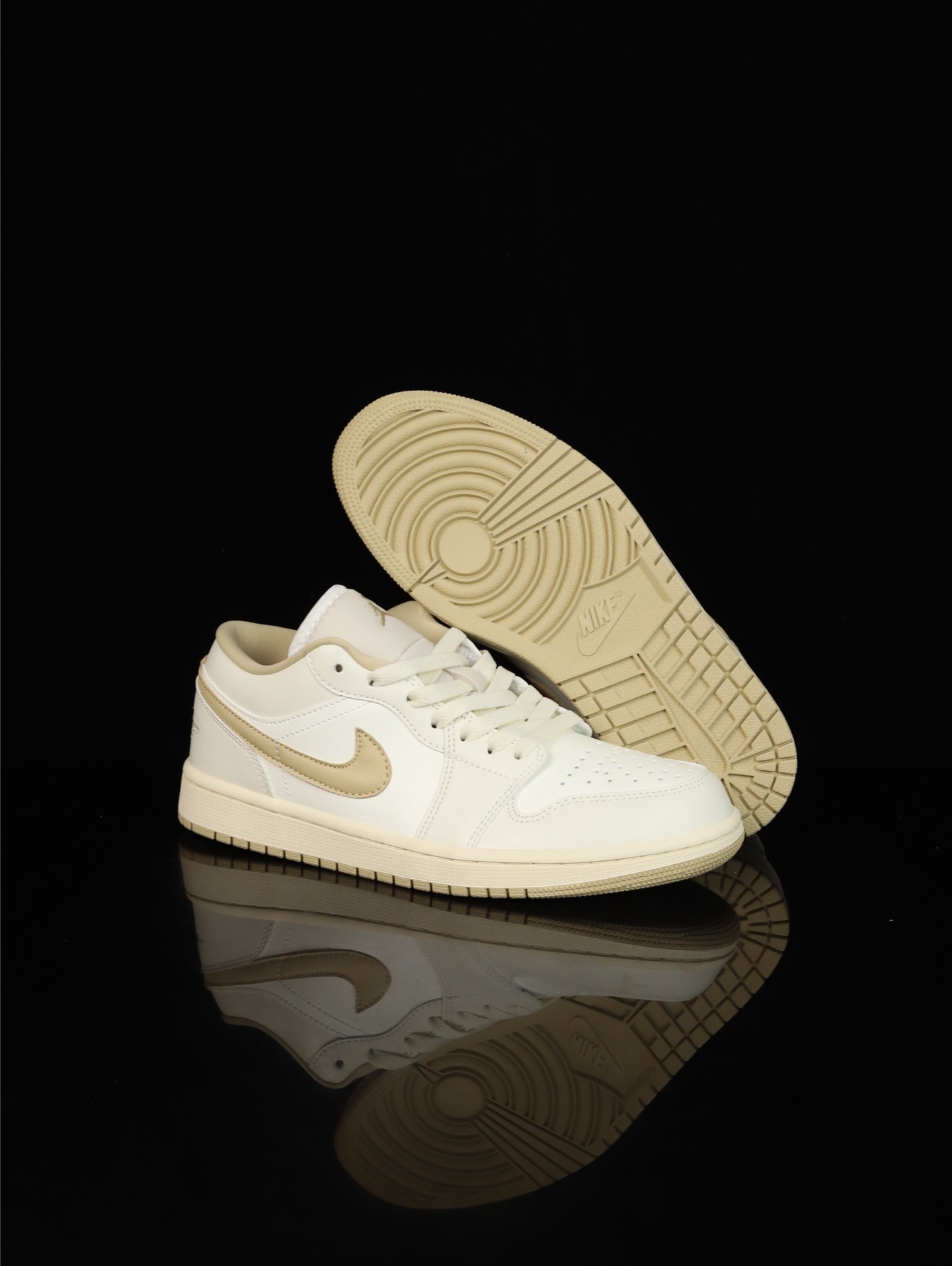 💰100
M版•头层极致性价比·Nike Air Jordan 1 Low
无原鞋不开发 原厂内置气垫魔块 A模大底 头层小牛皮 鞋舌AJ原厂专用牛津布+AJ专用反口珍珠布+原厂无杂质高弹内里海棉+特殊封边弹力鞋带
货号: DC0774-112
Size :36 36.5 37.5 38 38.5 39 40 40.5 41 42 42.5 43 44 44.5 45 46