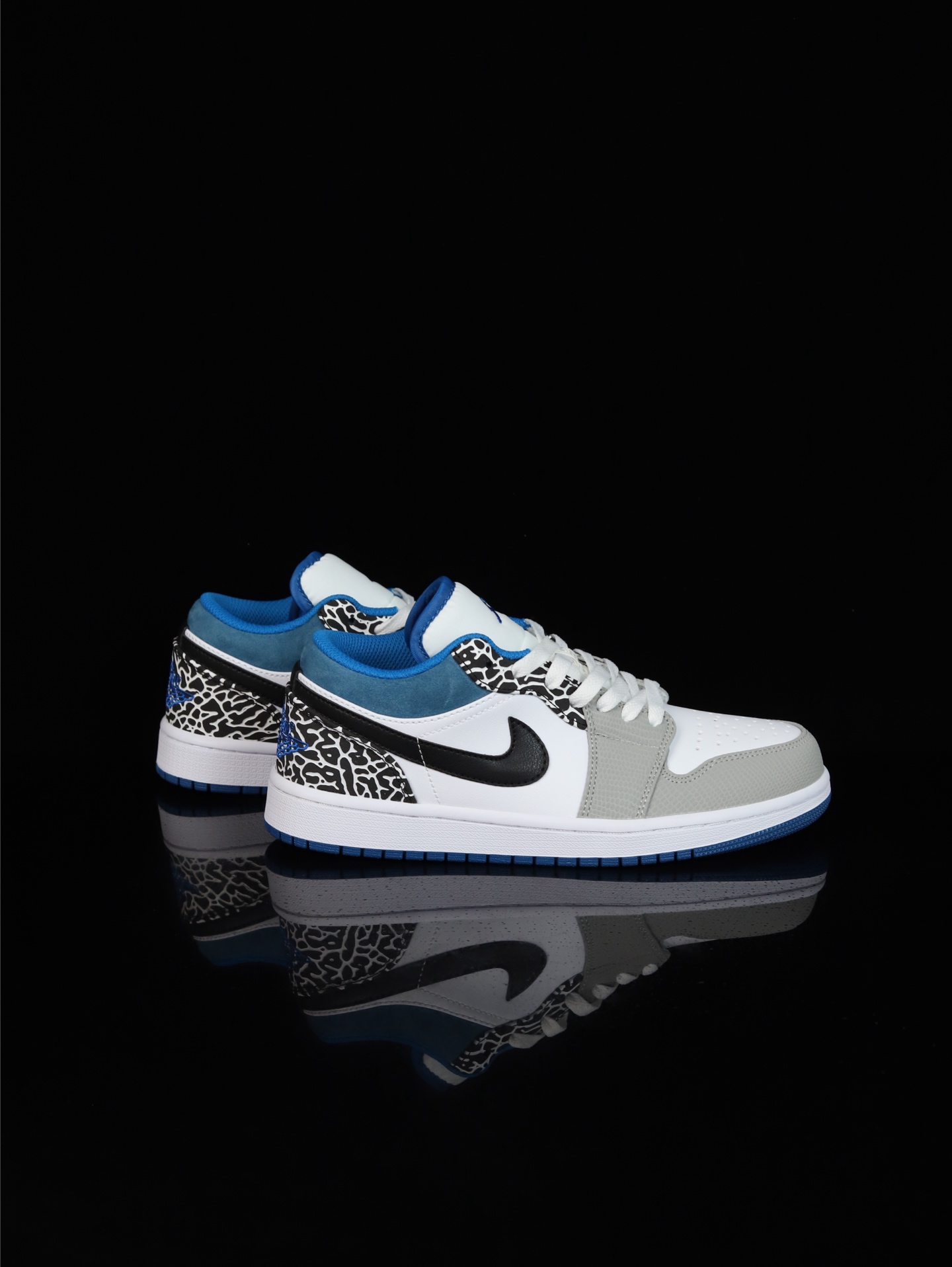 💰100
M版•头层极致性价比·Nike Air Jordan 1 Low
无原鞋不开发 原厂内置气垫魔块 A模大底 头层小牛皮 鞋舌AJ原厂专用牛津布+AJ专用反口珍珠布+原厂无杂质高弹内里海棉+特殊封边弹力鞋带
货号: DM1199-140
Size :36 36.5 37.5 38 38.5 39 40 40.5 41 42 42.5 43 44 44.5 45 46