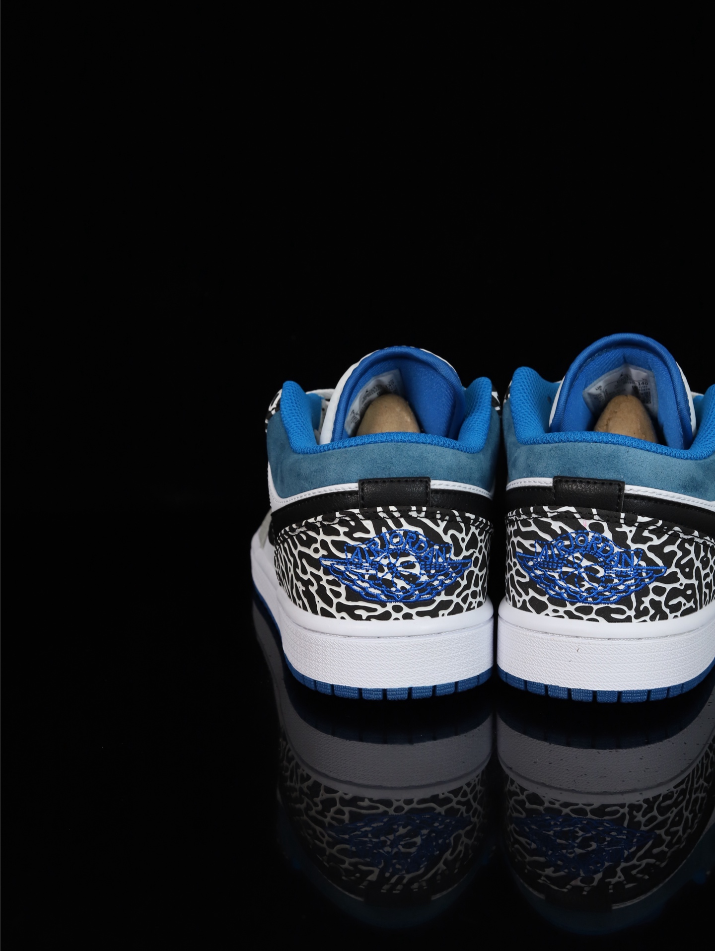 💰100
M版•头层极致性价比·Nike Air Jordan 1 Low
无原鞋不开发 原厂内置气垫魔块 A模大底 头层小牛皮 鞋舌AJ原厂专用牛津布+AJ专用反口珍珠布+原厂无杂质高弹内里海棉+特殊封边弹力鞋带
货号: DM1199-140
Size :36 36.5 37.5 38 38.5 39 40 40.5 41 42 42.5 43 44 44.5 45 46