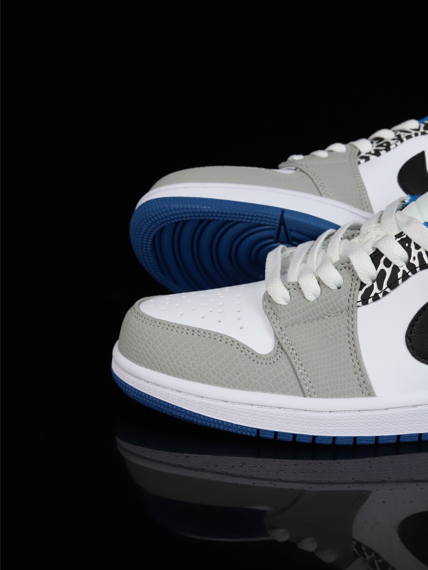 💰100
M版•头层极致性价比·Nike Air Jordan 1 Low
无原鞋不开发 原厂内置气垫魔块 A模大底 头层小牛皮 鞋舌AJ原厂专用牛津布+AJ专用反口珍珠布+原厂无杂质高弹内里海棉+特殊封边弹力鞋带
货号: DM1199-140
Size :36 36.5 37.5 38 38.5 39 40 40.5 41 42 42.5 43 44 44.5 45 46