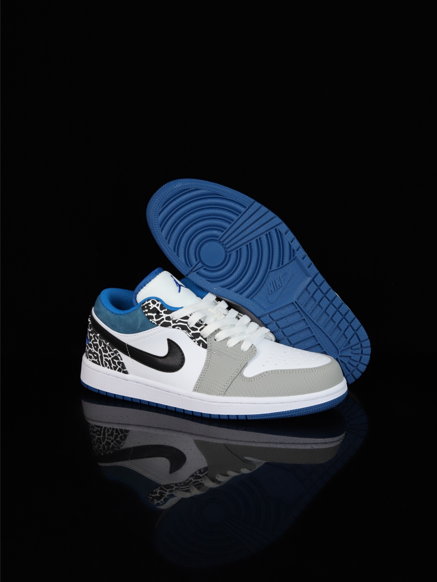 💰100
M版•头层极致性价比·Nike Air Jordan 1 Low
无原鞋不开发 原厂内置气垫魔块 A模大底 头层小牛皮 鞋舌AJ原厂专用牛津布+AJ专用反口珍珠布+原厂无杂质高弹内里海棉+特殊封边弹力鞋带
货号: DM1199-140
Size :36 36.5 37.5 38 38.5 39 40 40.5 41 42 42.5 43 44 44.5 45 46