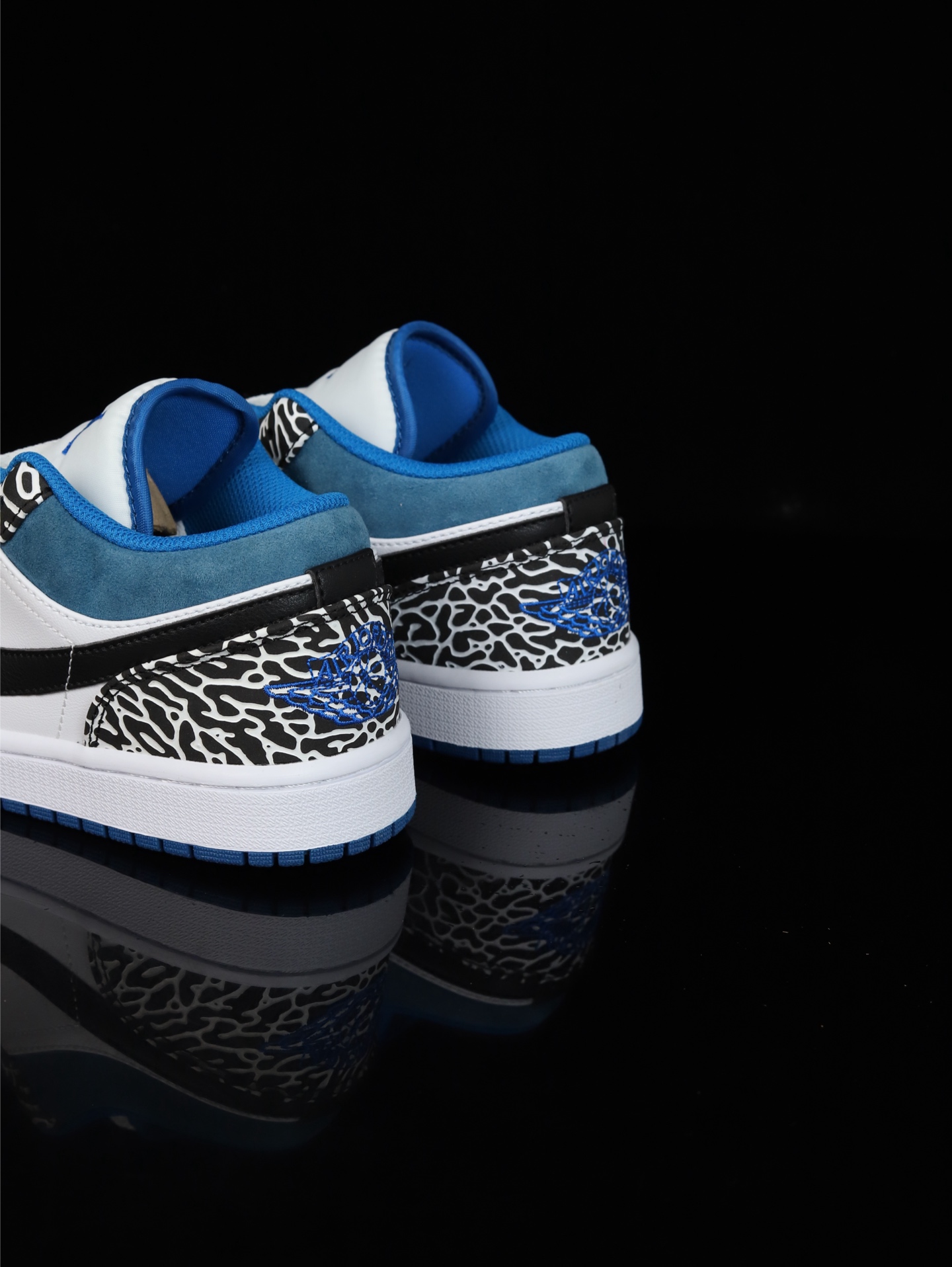 💰100
M版•头层极致性价比·Nike Air Jordan 1 Low
无原鞋不开发 原厂内置气垫魔块 A模大底 头层小牛皮 鞋舌AJ原厂专用牛津布+AJ专用反口珍珠布+原厂无杂质高弹内里海棉+特殊封边弹力鞋带
货号: DM1199-140
Size :36 36.5 37.5 38 38.5 39 40 40.5 41 42 42.5 43 44 44.5 45 46