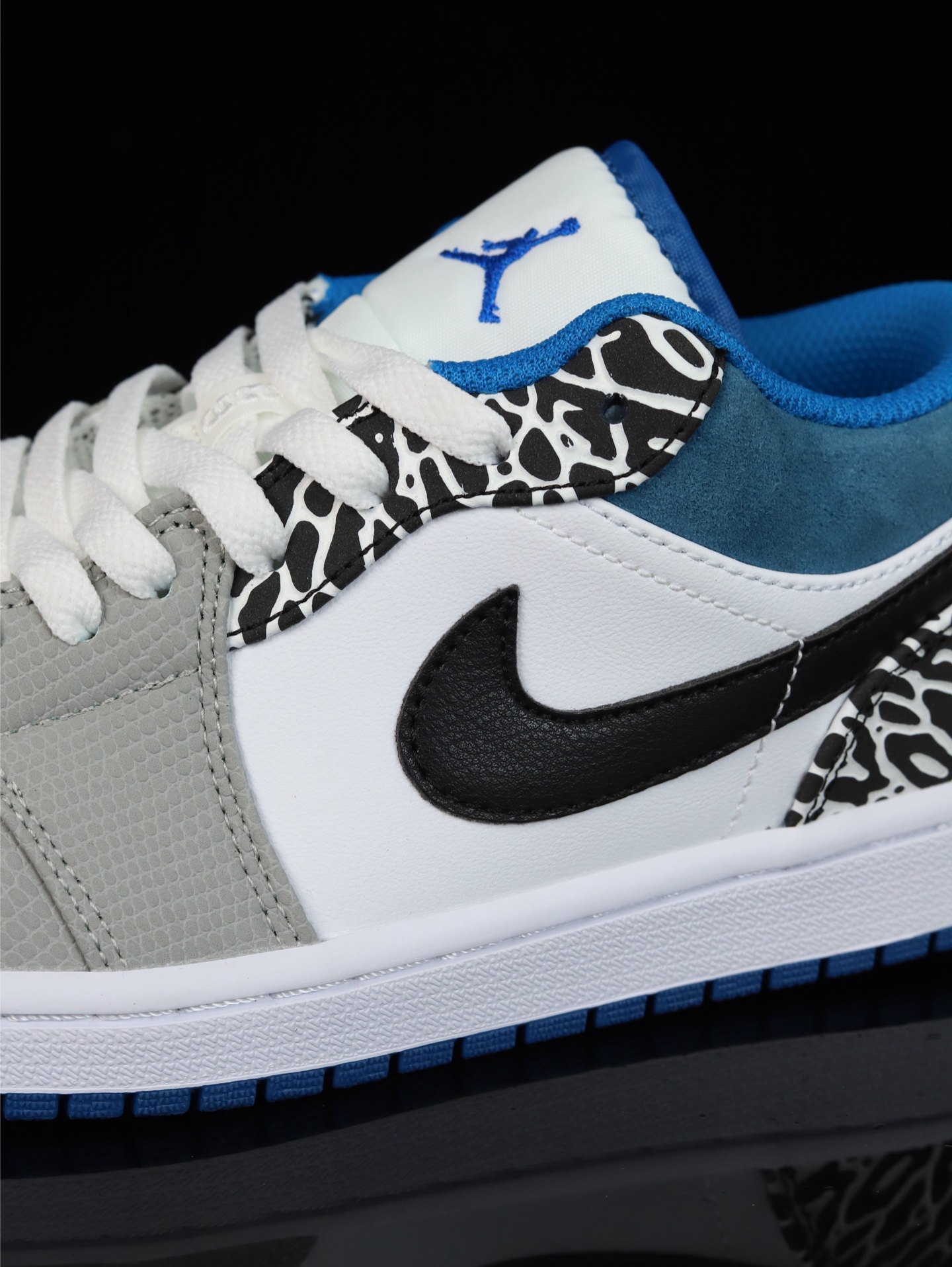 💰100
M版•头层极致性价比·Nike Air Jordan 1 Low
无原鞋不开发 原厂内置气垫魔块 A模大底 头层小牛皮 鞋舌AJ原厂专用牛津布+AJ专用反口珍珠布+原厂无杂质高弹内里海棉+特殊封边弹力鞋带
货号: DM1199-140
Size :36 36.5 37.5 38 38.5 39 40 40.5 41 42 42.5 43 44 44.5 45 46