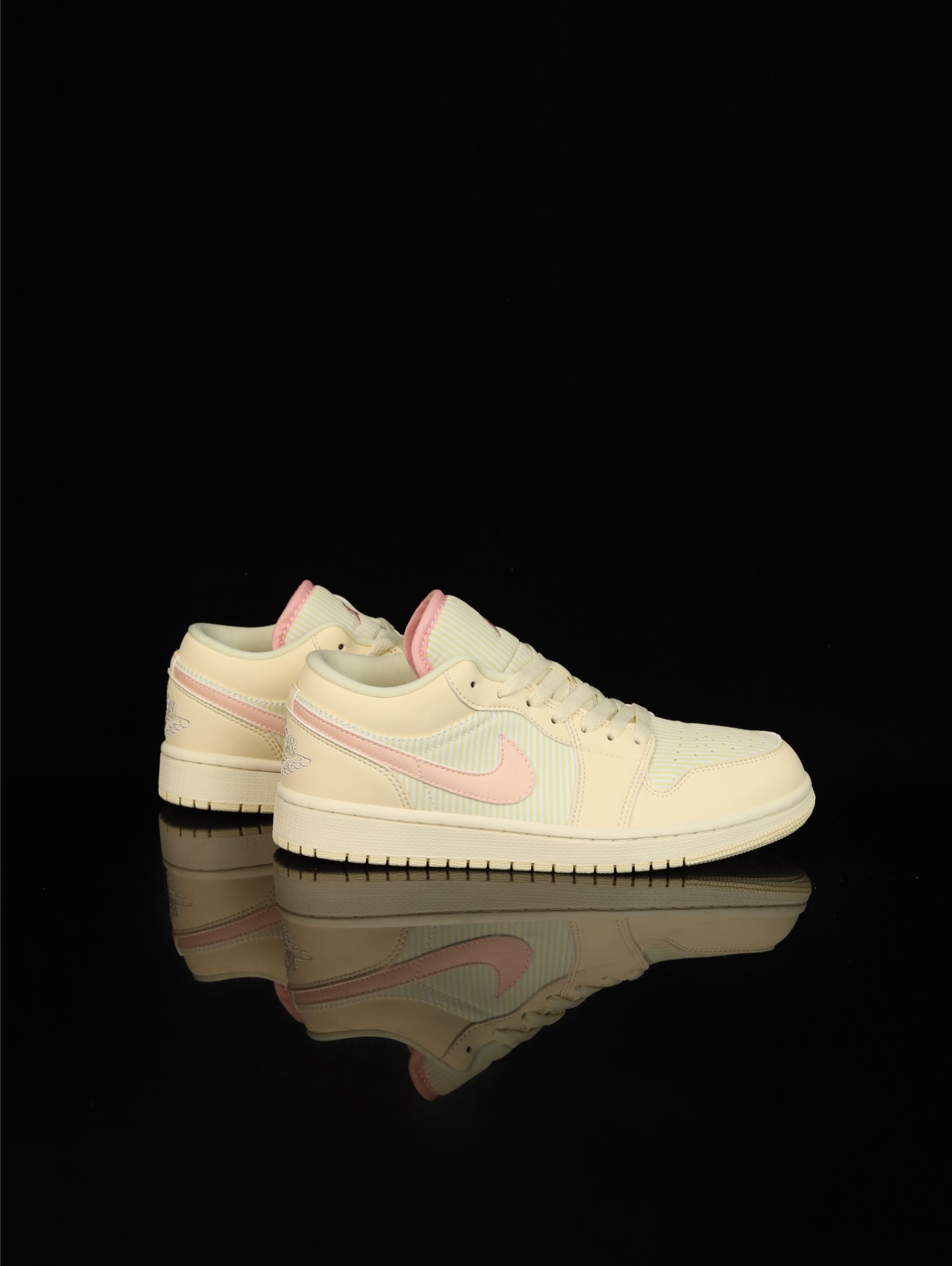 💰100
M版•头层极致性价比·Nike Air Jordan 1 Low
无原鞋不开发 原厂内置气垫魔块 A模大底 头层小牛皮 鞋舌AJ原厂专用牛津布+AJ专用反口珍珠布+原厂无杂质高弹内里海棉+特殊封边弹力鞋带
货号: FQ1925-100
Size :36 36.5 37.5 38 38.5 39 40 40.5 41 42 42.5 43 44 44.5 45 46