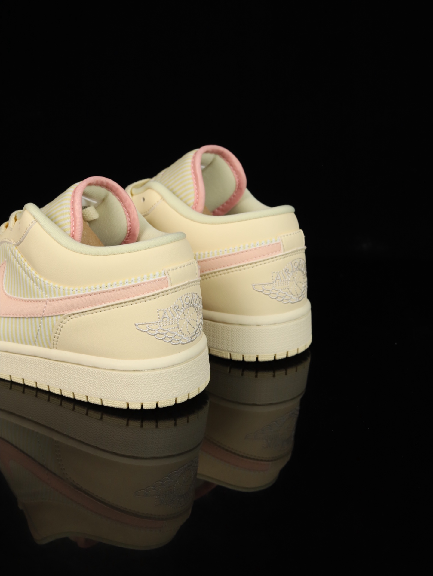 💰100
M版•头层极致性价比·Nike Air Jordan 1 Low
无原鞋不开发 原厂内置气垫魔块 A模大底 头层小牛皮 鞋舌AJ原厂专用牛津布+AJ专用反口珍珠布+原厂无杂质高弹内里海棉+特殊封边弹力鞋带
货号: FQ1925-100
Size :36 36.5 37.5 38 38.5 39 40 40.5 41 42 42.5 43 44 44.5 45 46