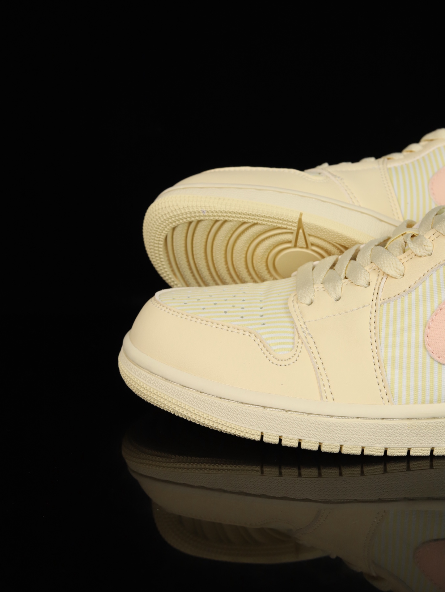 💰100
M版•头层极致性价比·Nike Air Jordan 1 Low
无原鞋不开发 原厂内置气垫魔块 A模大底 头层小牛皮 鞋舌AJ原厂专用牛津布+AJ专用反口珍珠布+原厂无杂质高弹内里海棉+特殊封边弹力鞋带
货号: FQ1925-100
Size :36 36.5 37.5 38 38.5 39 40 40.5 41 42 42.5 43 44 44.5 45 46