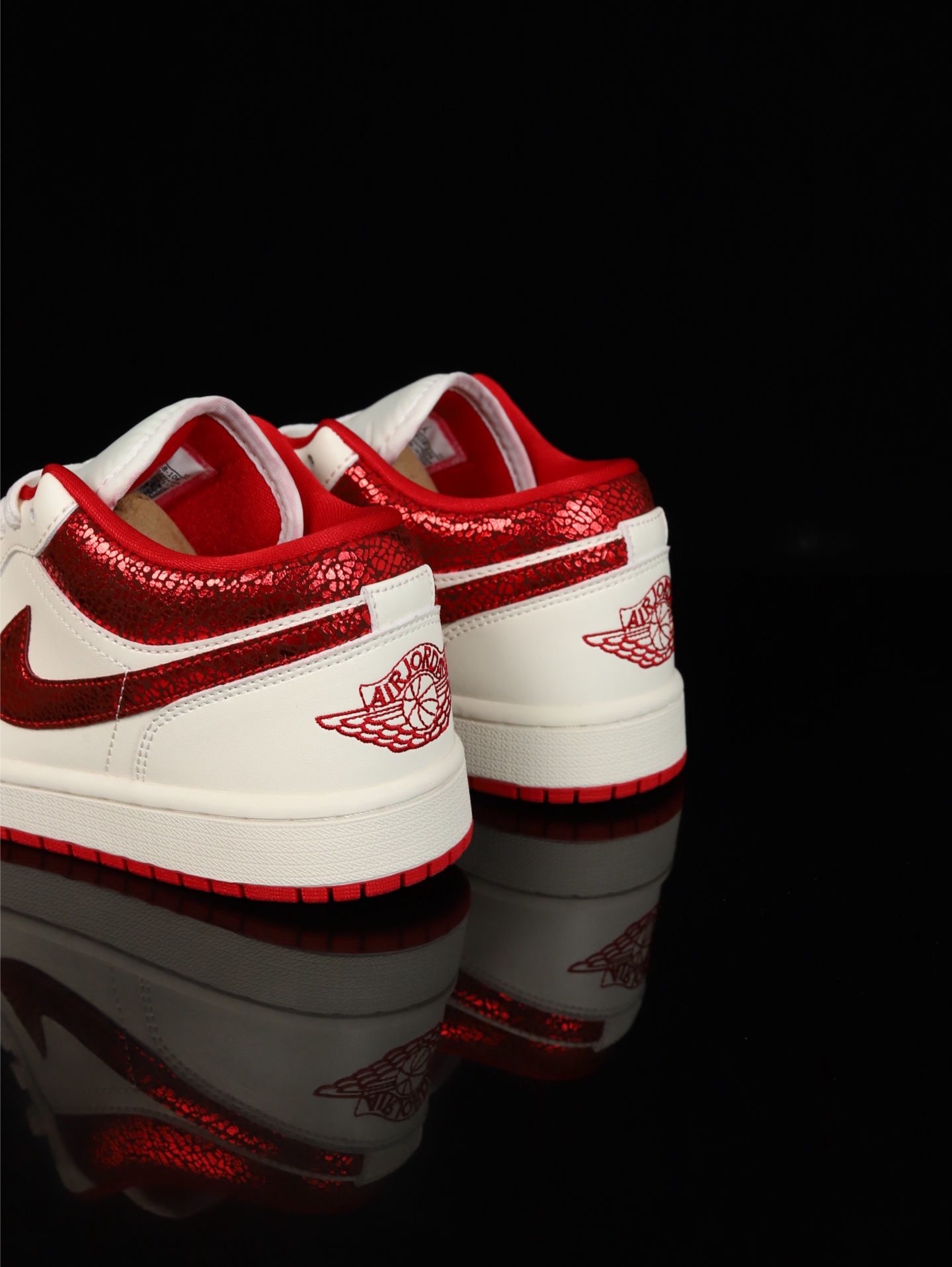 💰100
M版•头层极致性价比·Nike Air Jordan 1 Low
无原鞋不开发 原厂内置气垫魔块 A模大底 头层小牛皮 鞋舌AJ原厂专用牛津布+AJ专用反口珍珠布+原厂无杂质高弹内里海棉+特殊封边弹力鞋带
货号: HJ9338-106
Size :36 36.5 37.5 38 38.5 39 40 40.5 41 42 42.5 43 44 44.5 45 46