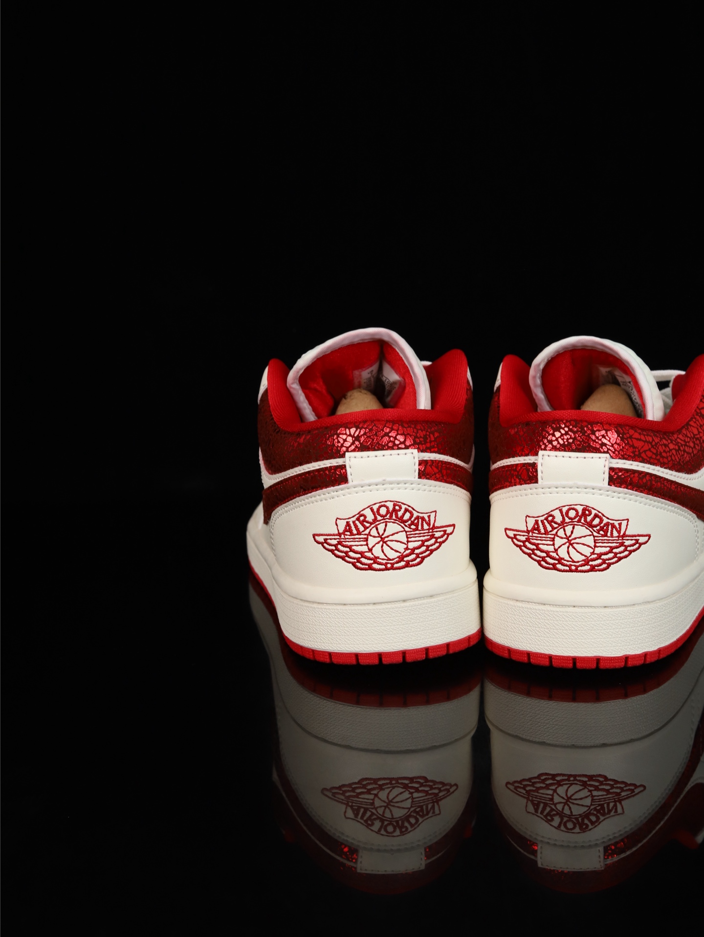 💰100
M版•头层极致性价比·Nike Air Jordan 1 Low
无原鞋不开发 原厂内置气垫魔块 A模大底 头层小牛皮 鞋舌AJ原厂专用牛津布+AJ专用反口珍珠布+原厂无杂质高弹内里海棉+特殊封边弹力鞋带
货号: HJ9338-106
Size :36 36.5 37.5 38 38.5 39 40 40.5 41 42 42.5 43 44 44.5 45 46