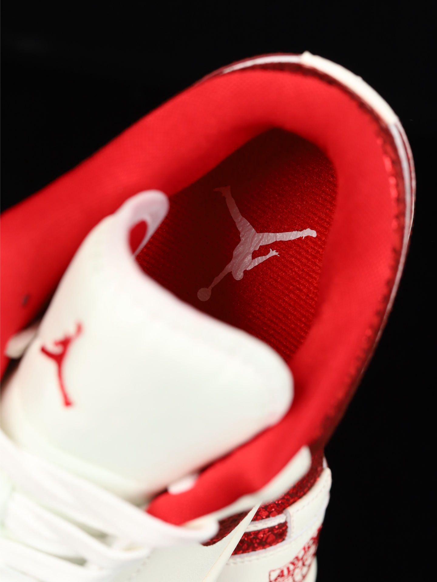 💰100
M版•头层极致性价比·Nike Air Jordan 1 Low
无原鞋不开发 原厂内置气垫魔块 A模大底 头层小牛皮 鞋舌AJ原厂专用牛津布+AJ专用反口珍珠布+原厂无杂质高弹内里海棉+特殊封边弹力鞋带
货号: HJ9338-106
Size :36 36.5 37.5 38 38.5 39 40 40.5 41 42 42.5 43 44 44.5 45 46