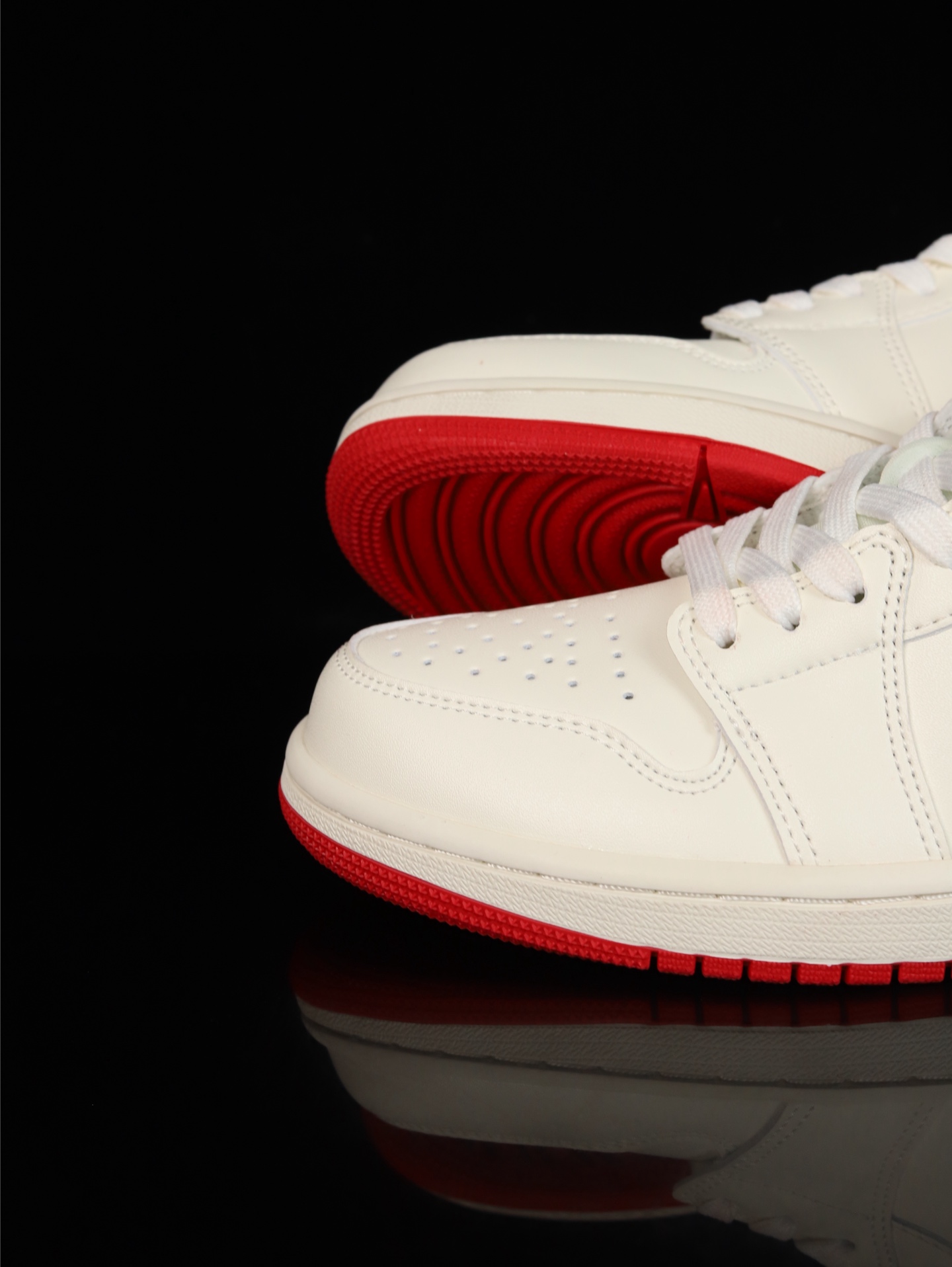 💰100
M版•头层极致性价比·Nike Air Jordan 1 Low
无原鞋不开发 原厂内置气垫魔块 A模大底 头层小牛皮 鞋舌AJ原厂专用牛津布+AJ专用反口珍珠布+原厂无杂质高弹内里海棉+特殊封边弹力鞋带
货号: HJ9338-106
Size :36 36.5 37.5 38 38.5 39 40 40.5 41 42 42.5 43 44 44.5 45 46