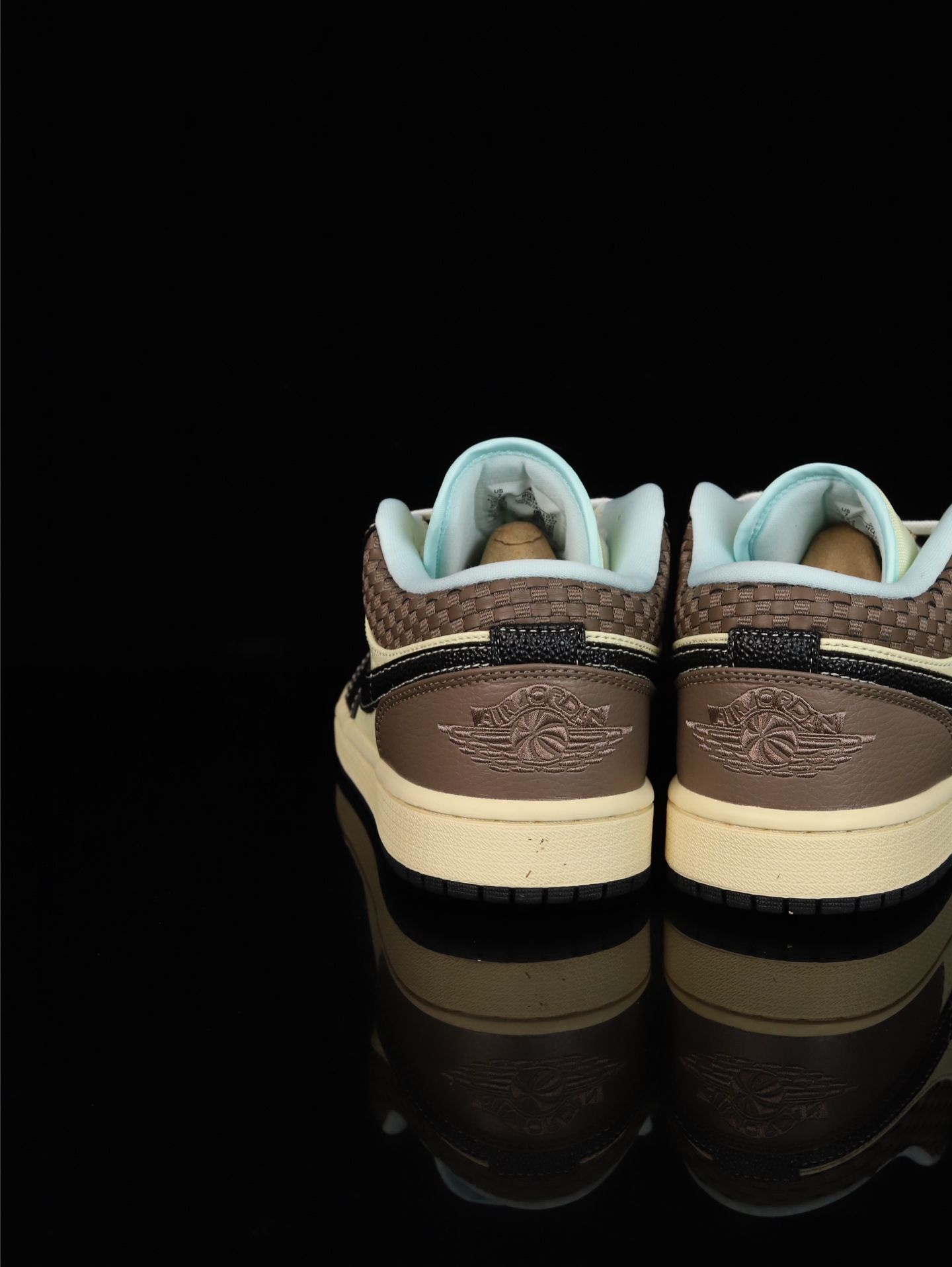 💰100
M版•头层极致性价比·Nike Air Jordan 1 Low
无原鞋不开发 原厂内置气垫魔块 A模大底 头层小牛皮 鞋舌AJ原厂专用牛津布+AJ专用反口珍珠布+原厂无杂质高弹内里海棉+特殊封边弹力鞋带
货号: HQ3437-101
Size :36 36.5 37.5 38 38.5 39 40 40.5 41 42 42.5 43 44 44.5 45 46