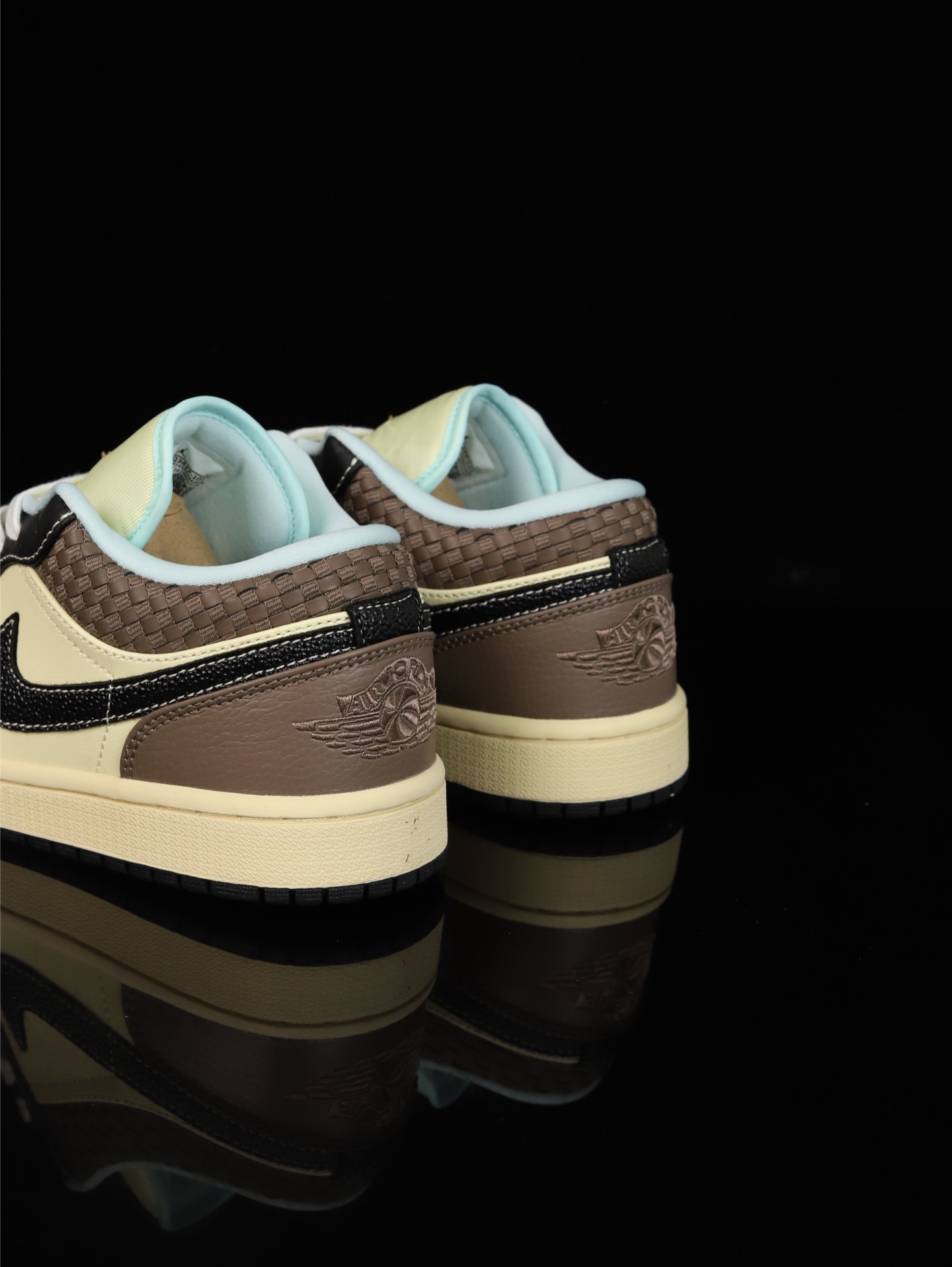 💰100
M版•头层极致性价比·Nike Air Jordan 1 Low
无原鞋不开发 原厂内置气垫魔块 A模大底 头层小牛皮 鞋舌AJ原厂专用牛津布+AJ专用反口珍珠布+原厂无杂质高弹内里海棉+特殊封边弹力鞋带
货号: HQ3437-101
Size :36 36.5 37.5 38 38.5 39 40 40.5 41 42 42.5 43 44 44.5 45 46