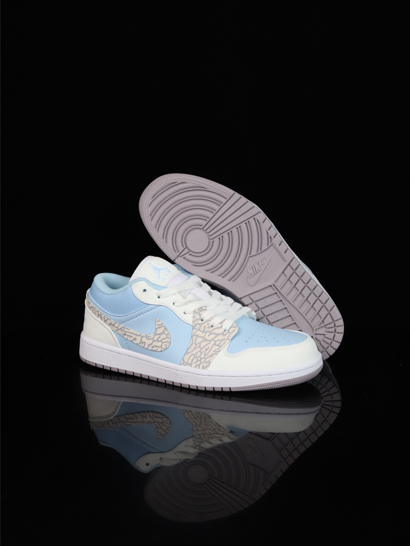 💰100
M版•头层极致性价比·Nike Air Jordan 1 Low
无原鞋不开发 原厂内置气垫魔块 A模大底 头层小牛皮 鞋舌AJ原厂专用牛津布+AJ专用反口珍珠布+原厂无杂质高弹内里海棉+特殊封边弹力鞋带
货号: IB7692-400
Size :36 36.5 37.5 38 38.5 39 40 40.5 41 42 42.5 43 44 44.5 45 46