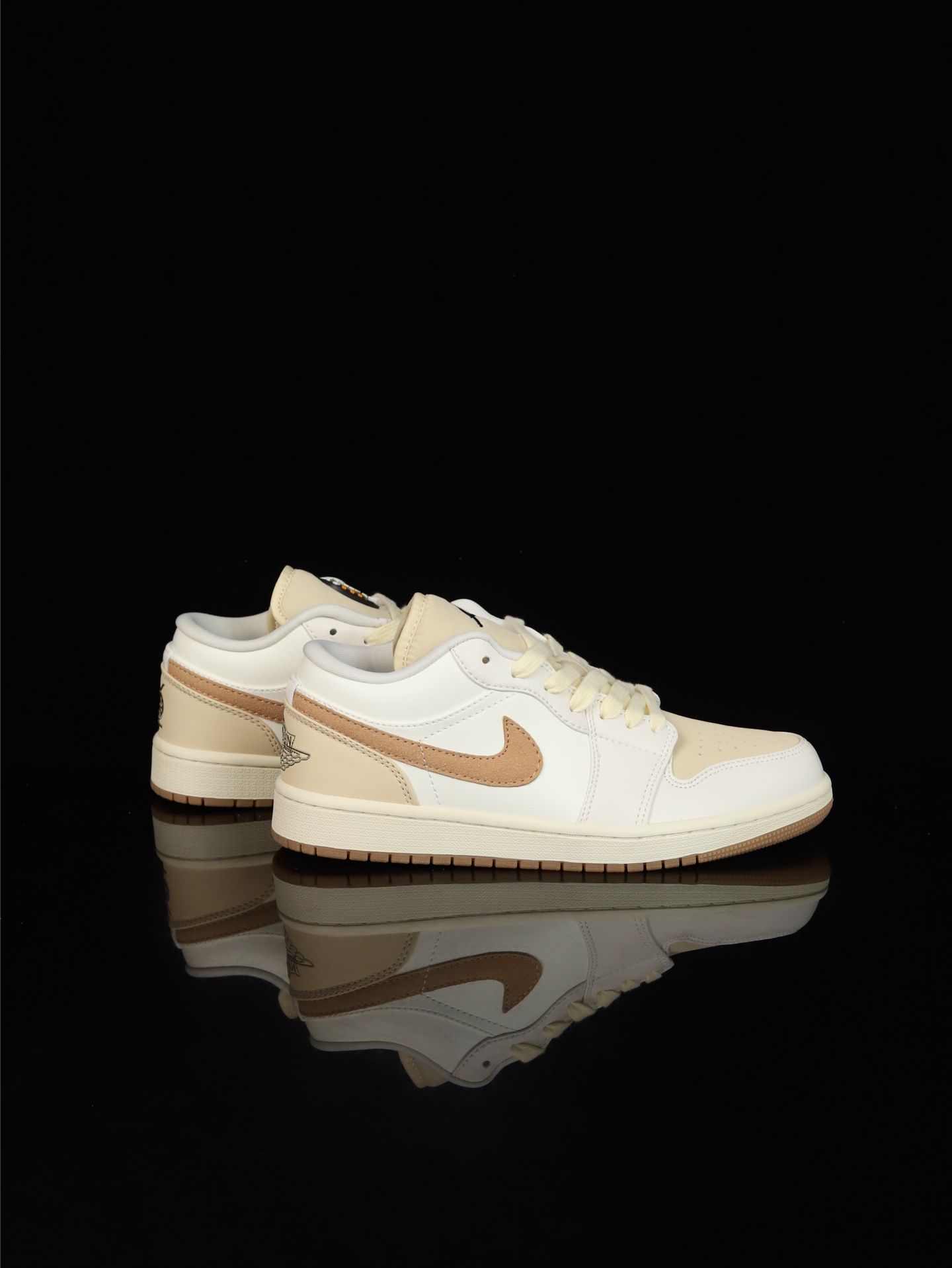 💰100
M版•头层极致性价比·Nike Air Jordan 1 Low
无原鞋不开发 原厂内置气垫魔块 A模大底 头层小牛皮 鞋舌AJ原厂专用牛津布+AJ专用反口珍珠布+原厂无杂质高弹内里海棉+特殊封边弹力鞋带
货号: IB8855-121
Size :36 36.5 37.5 38 38.5 39 40 40.5 41 42 42.5 43 44 44.5 45 46