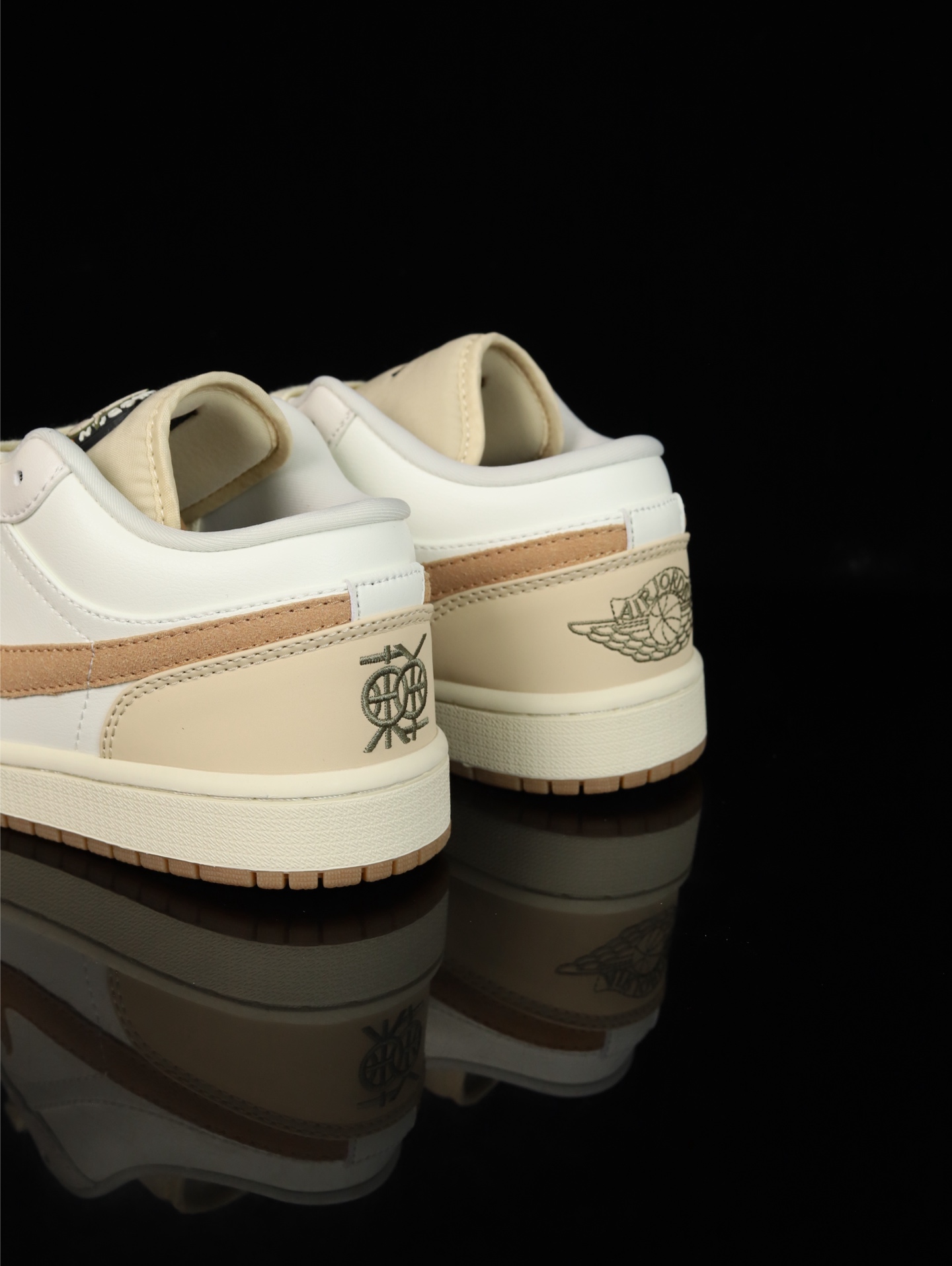 💰100
M版•头层极致性价比·Nike Air Jordan 1 Low
无原鞋不开发 原厂内置气垫魔块 A模大底 头层小牛皮 鞋舌AJ原厂专用牛津布+AJ专用反口珍珠布+原厂无杂质高弹内里海棉+特殊封边弹力鞋带
货号: IB8855-121
Size :36 36.5 37.5 38 38.5 39 40 40.5 41 42 42.5 43 44 44.5 45 46