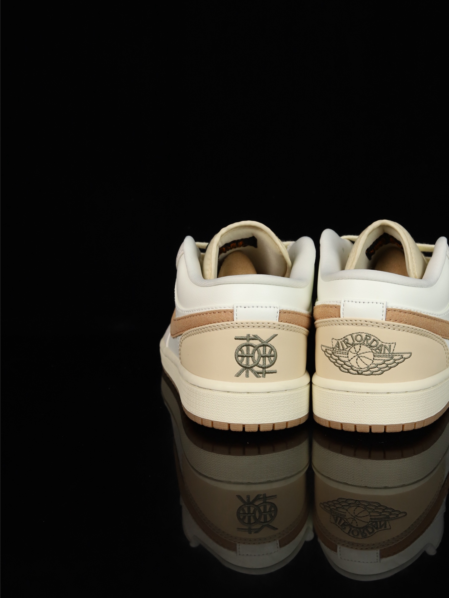 💰100
M版•头层极致性价比·Nike Air Jordan 1 Low
无原鞋不开发 原厂内置气垫魔块 A模大底 头层小牛皮 鞋舌AJ原厂专用牛津布+AJ专用反口珍珠布+原厂无杂质高弹内里海棉+特殊封边弹力鞋带
货号: IB8855-121
Size :36 36.5 37.5 38 38.5 39 40 40.5 41 42 42.5 43 44 44.5 45 46