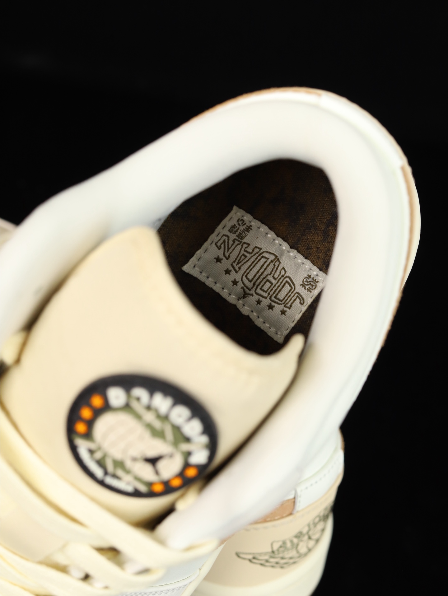 💰100
M版•头层极致性价比·Nike Air Jordan 1 Low
无原鞋不开发 原厂内置气垫魔块 A模大底 头层小牛皮 鞋舌AJ原厂专用牛津布+AJ专用反口珍珠布+原厂无杂质高弹内里海棉+特殊封边弹力鞋带
货号: IB8855-121
Size :36 36.5 37.5 38 38.5 39 40 40.5 41 42 42.5 43 44 44.5 45 46